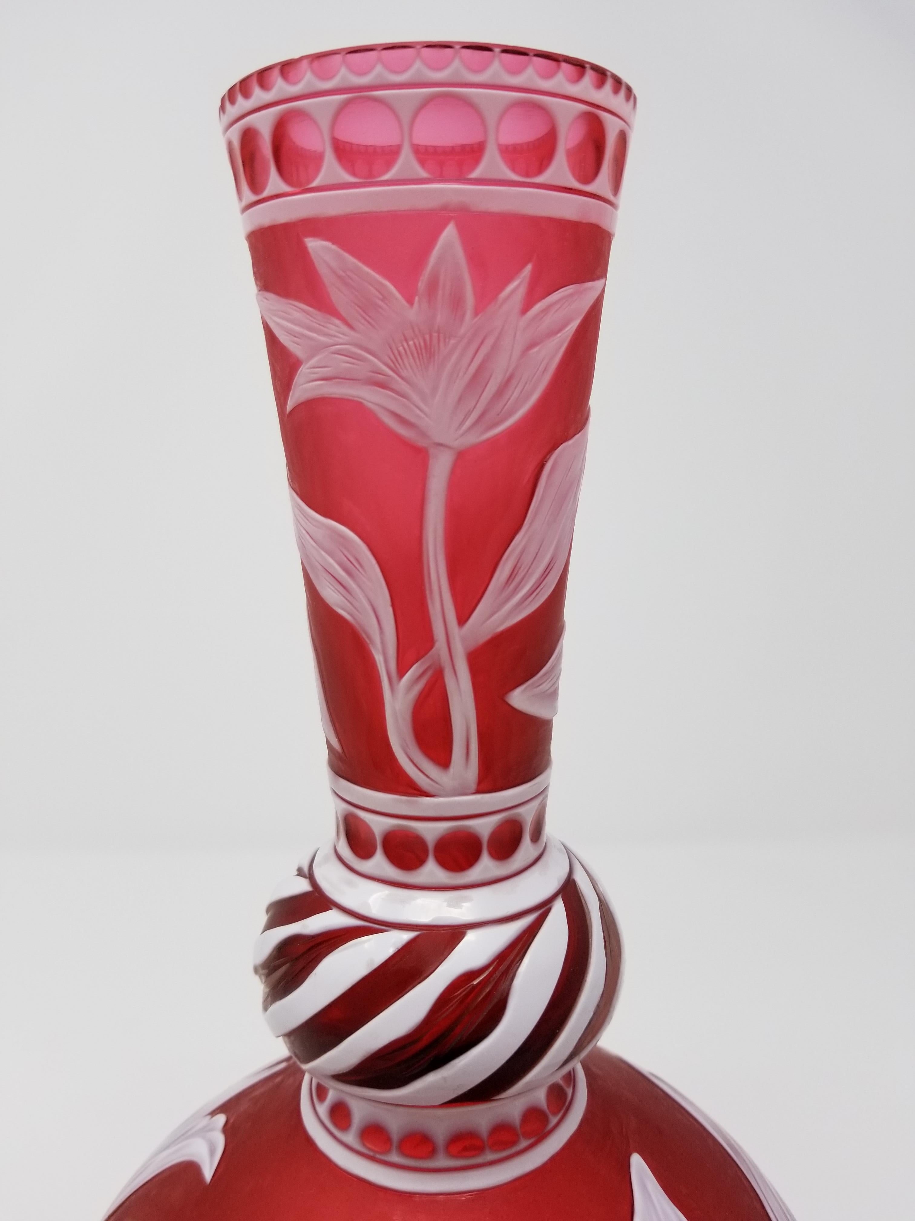 Anglais Vase en verre anglais Stevens & Williams à superposition de camées par J. Millward, Musée Birks en vente