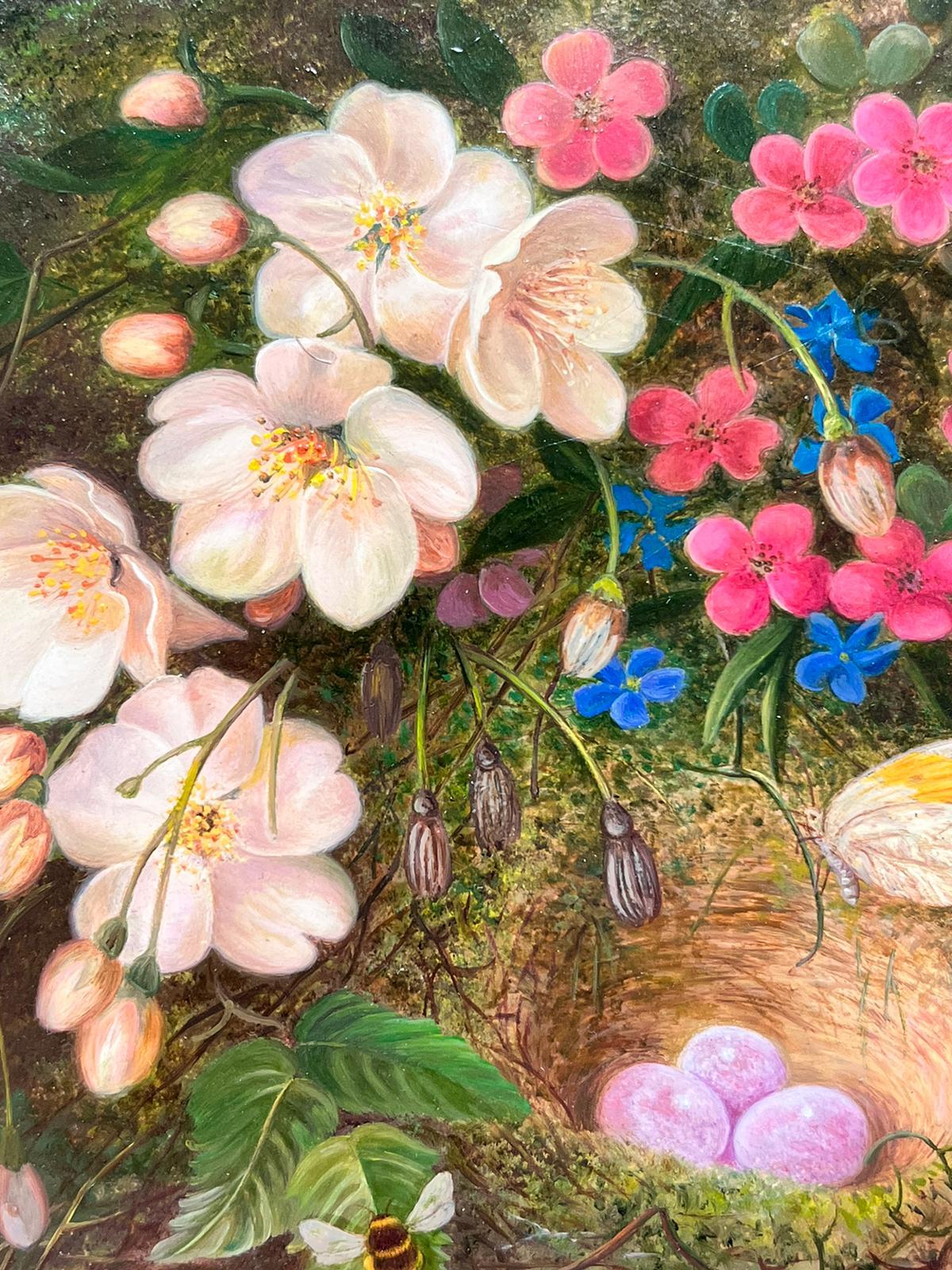 Artista: English School, siglo XX, firmado indistintamente en la esquina inferior derecha

Título: El cerezo yoshimo y el nido del bisbita arbóreo con mariposas macho de punta naranja. 

Técnica: Óleo sobre tabla, enmarcado

Enmarcado: 15 x 15