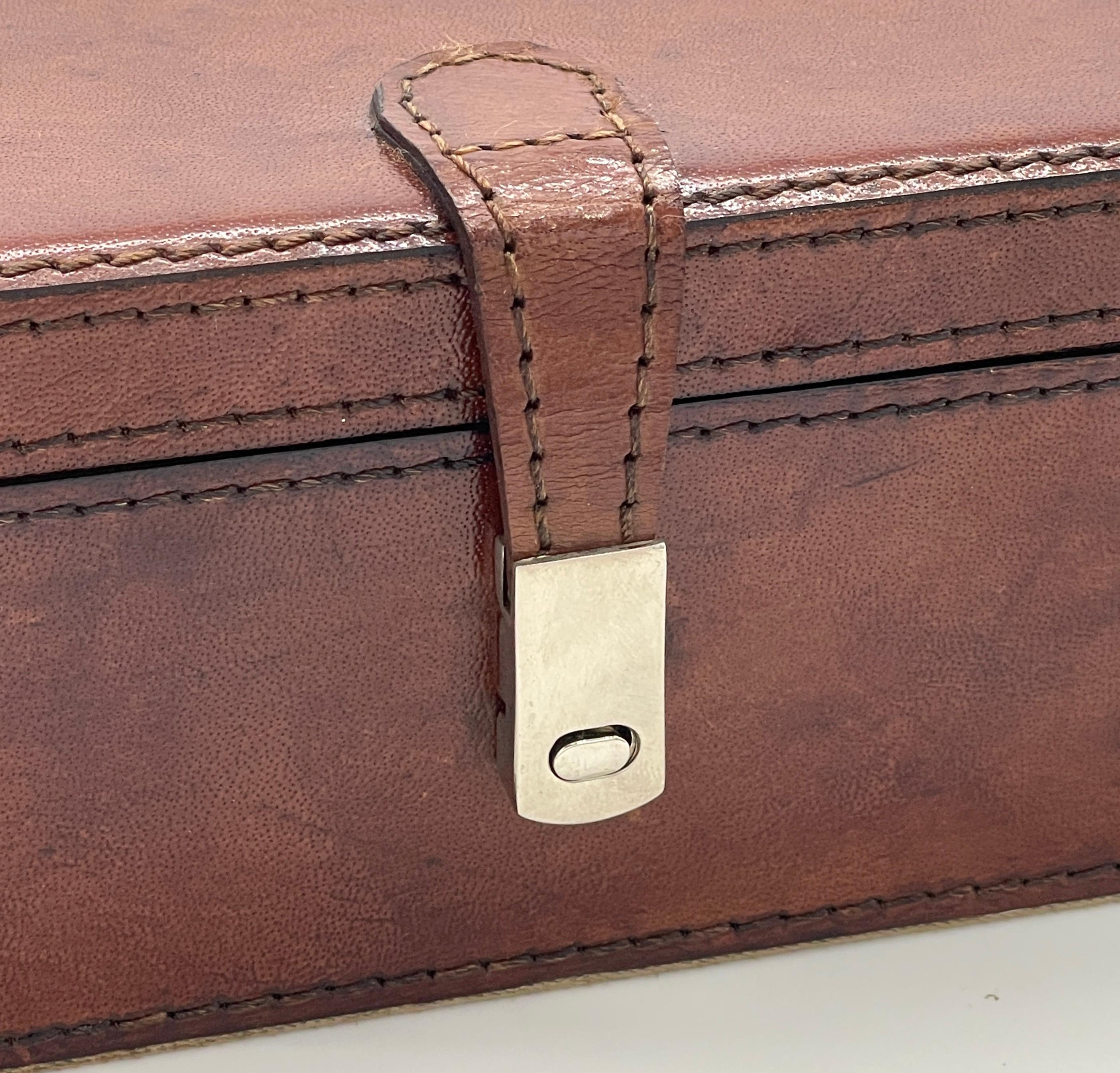 English Stitched Saddle Leather Dreiteilige Uhrenbox  (Moderne) im Angebot