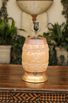 Baril spirituel en grès anglais monté comme une lampe câblée sur socle en bois doré, années 1870