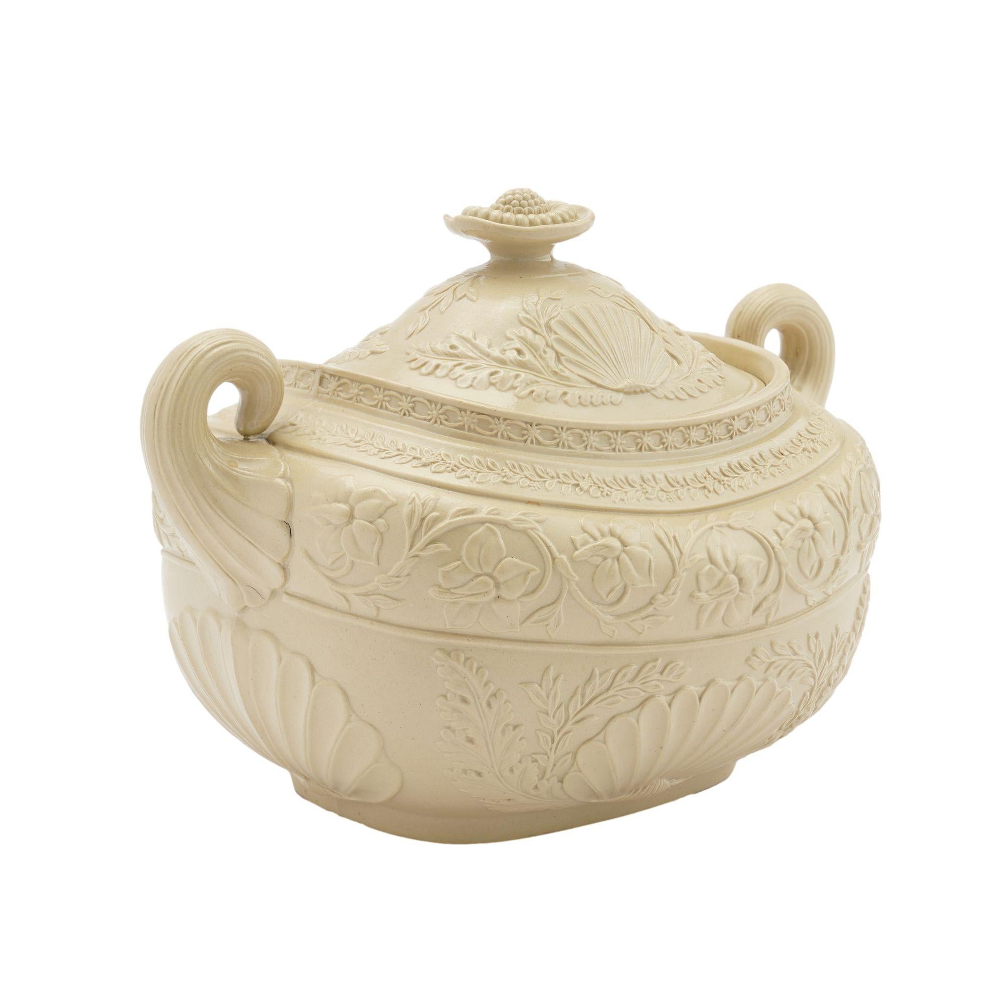 English Stoneware sugar bowl with cover, c. 1830 In Good Condition For Sale In Kenilworth, IL