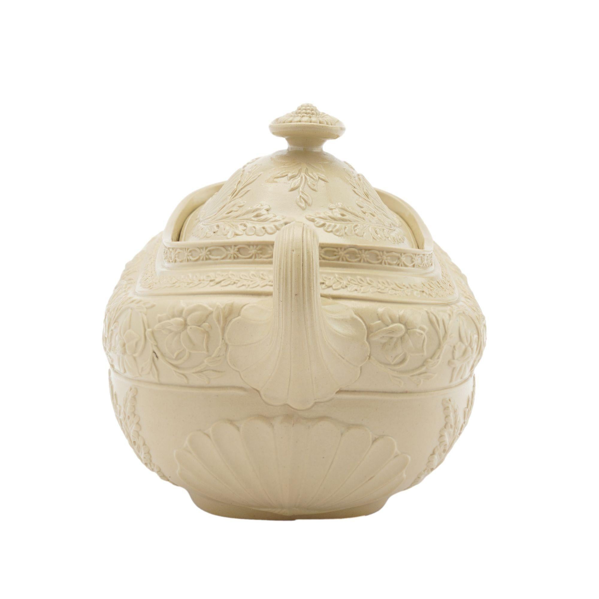 English Stoneware sugar bowl with cover, c. 1830 For Sale 1