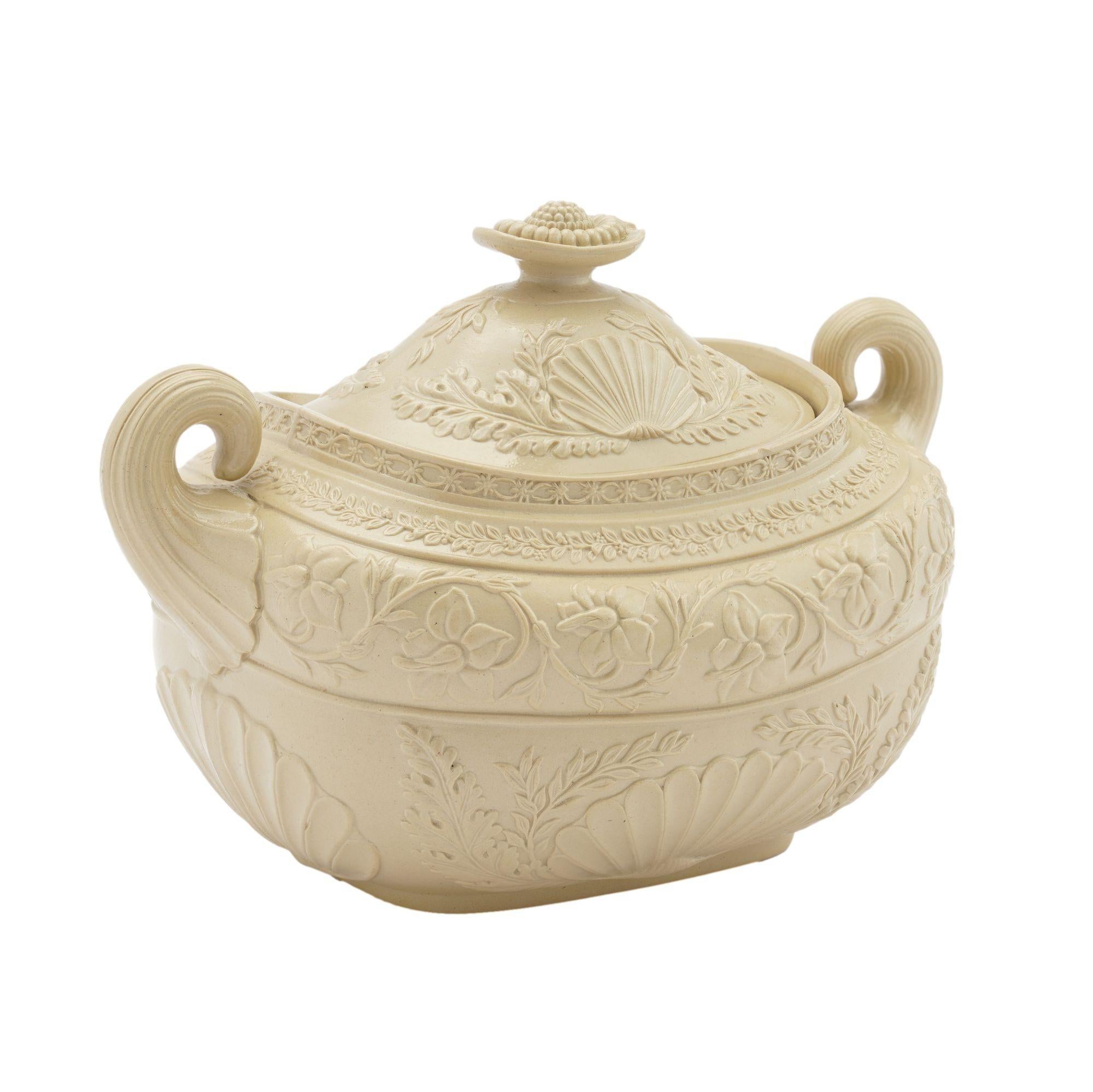 English Stoneware sugar bowl with cover, c. 1830 For Sale 2