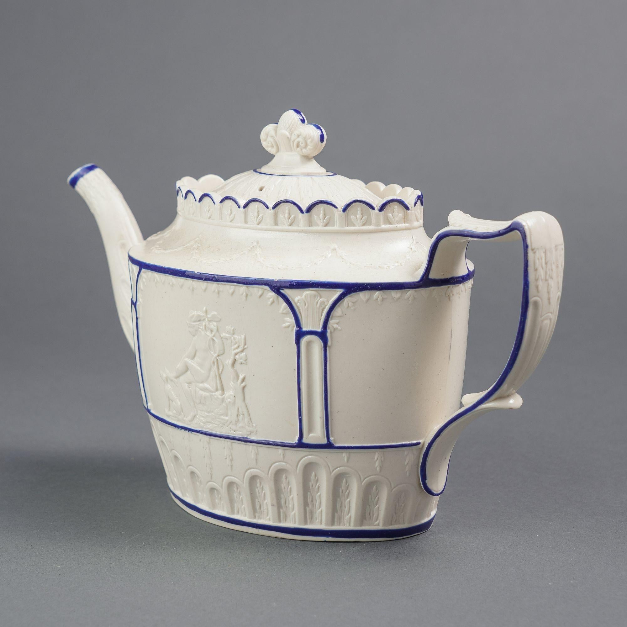 Théière couverte en grès feldspathique à émail bleu cobalt et décor classique appliqué sur toute la surface.
Anglaise, vers 1810.