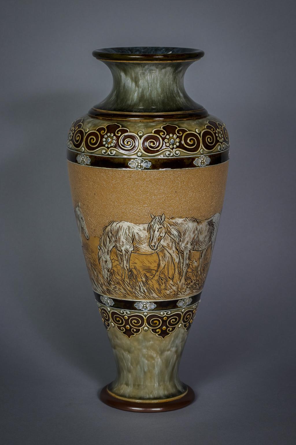 Vaso inglese in gres, Royal Doulton, 1905 circa. Creatore: Hannah Barlow.