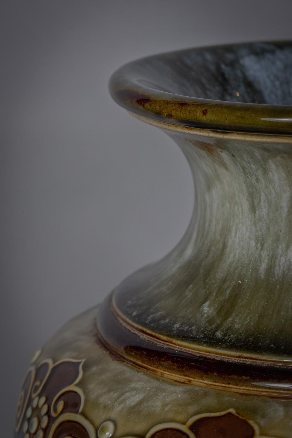 Vaso inglese in gres, Royal Doulton, 1905 circa In condizioni buone in vendita a New York, NY