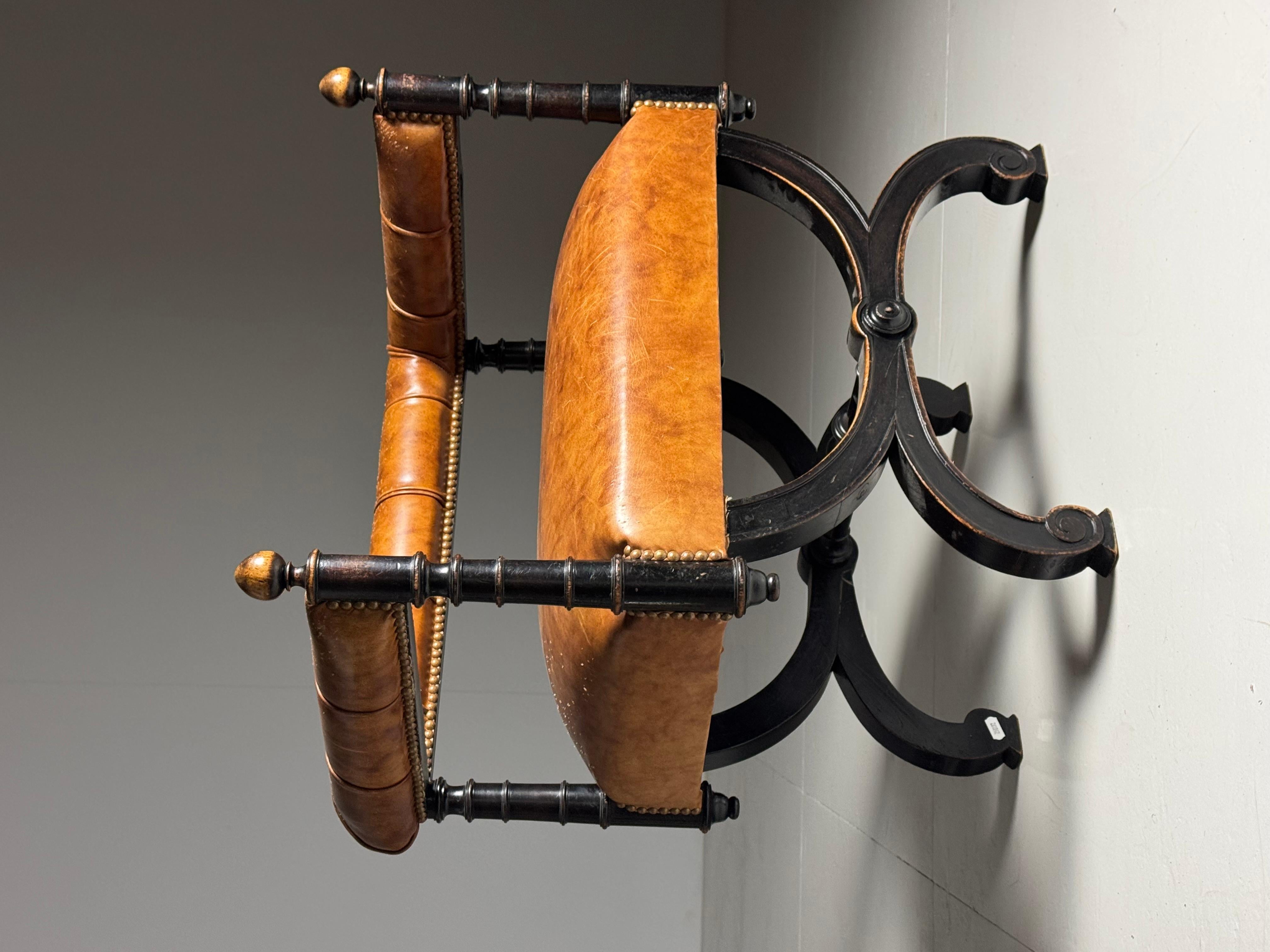 Hocker/Stuhl aus dem frühen 20. Jahrhundert. Ebonisierter Rahmen, mit schöner Patina. Gepolstert mit Schaf-/Ziegenleder.