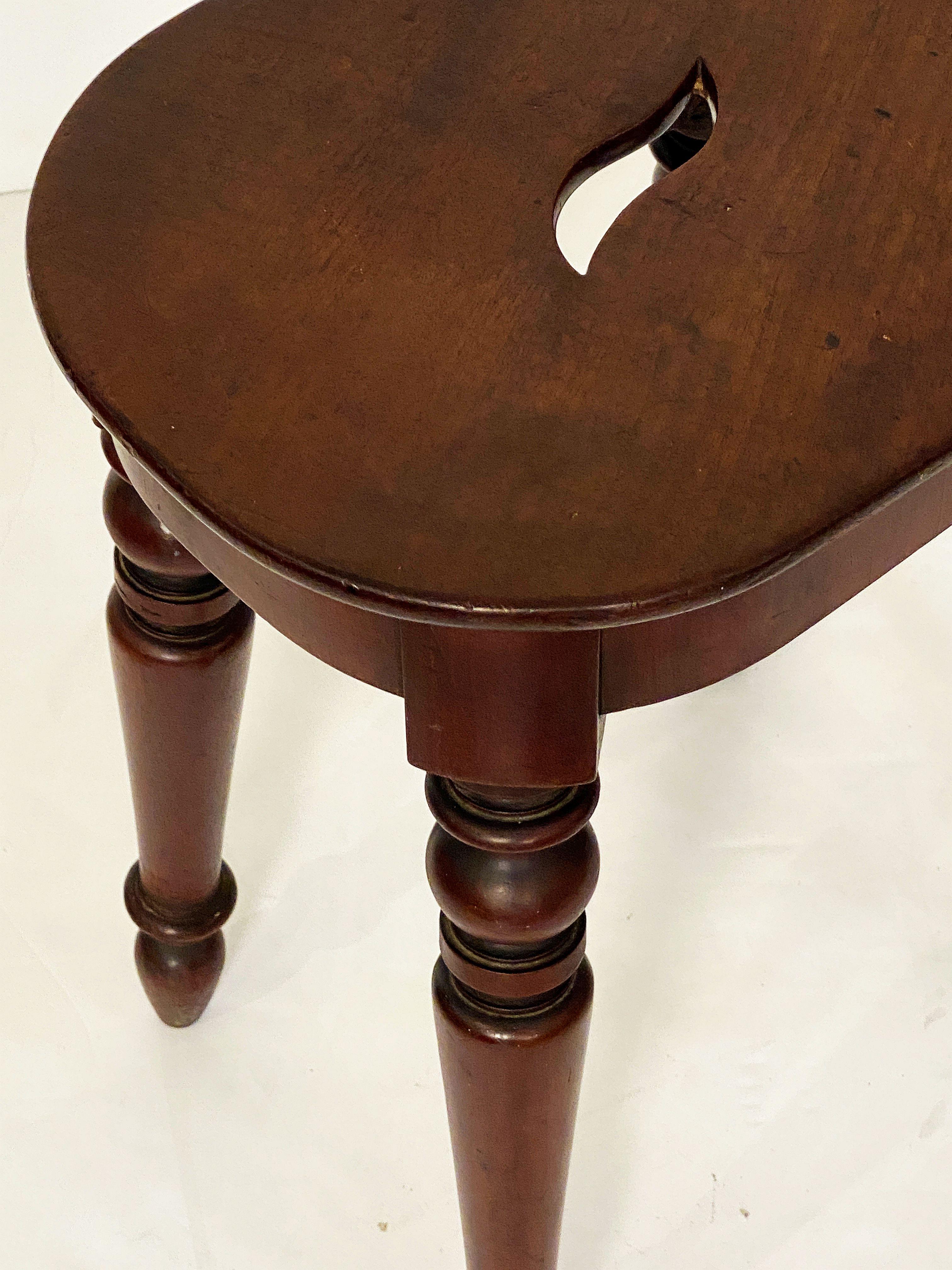 English Stool of Mahogany with Oval Seat and Turned Legs In Good Condition For Sale In Austin, TX