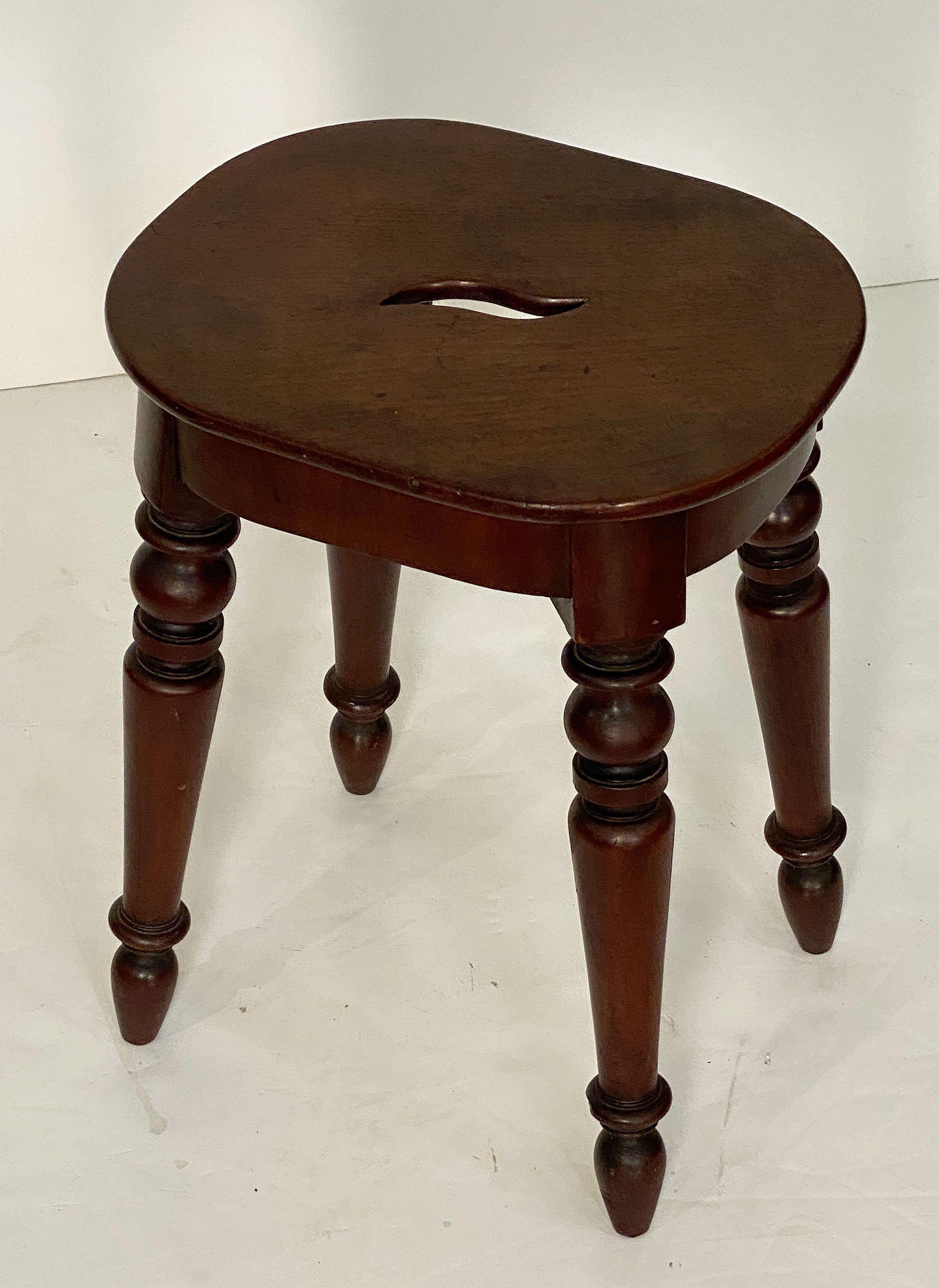 English Stool of Mahogany with Oval Seat and Turned Legs For Sale 2