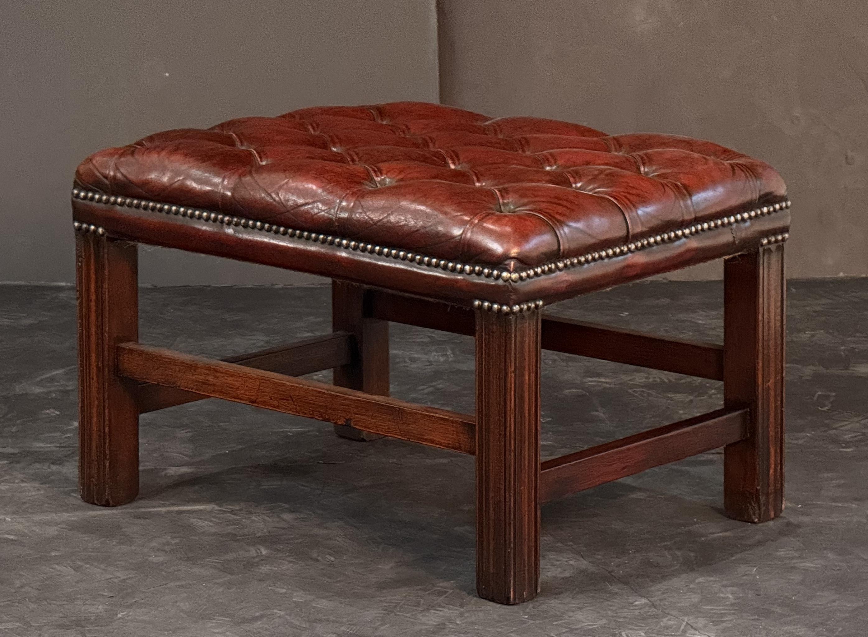 English Stool or Low Seat of Button Tufted Leather on Mahogany Frame In Good Condition For Sale In Austin, TX