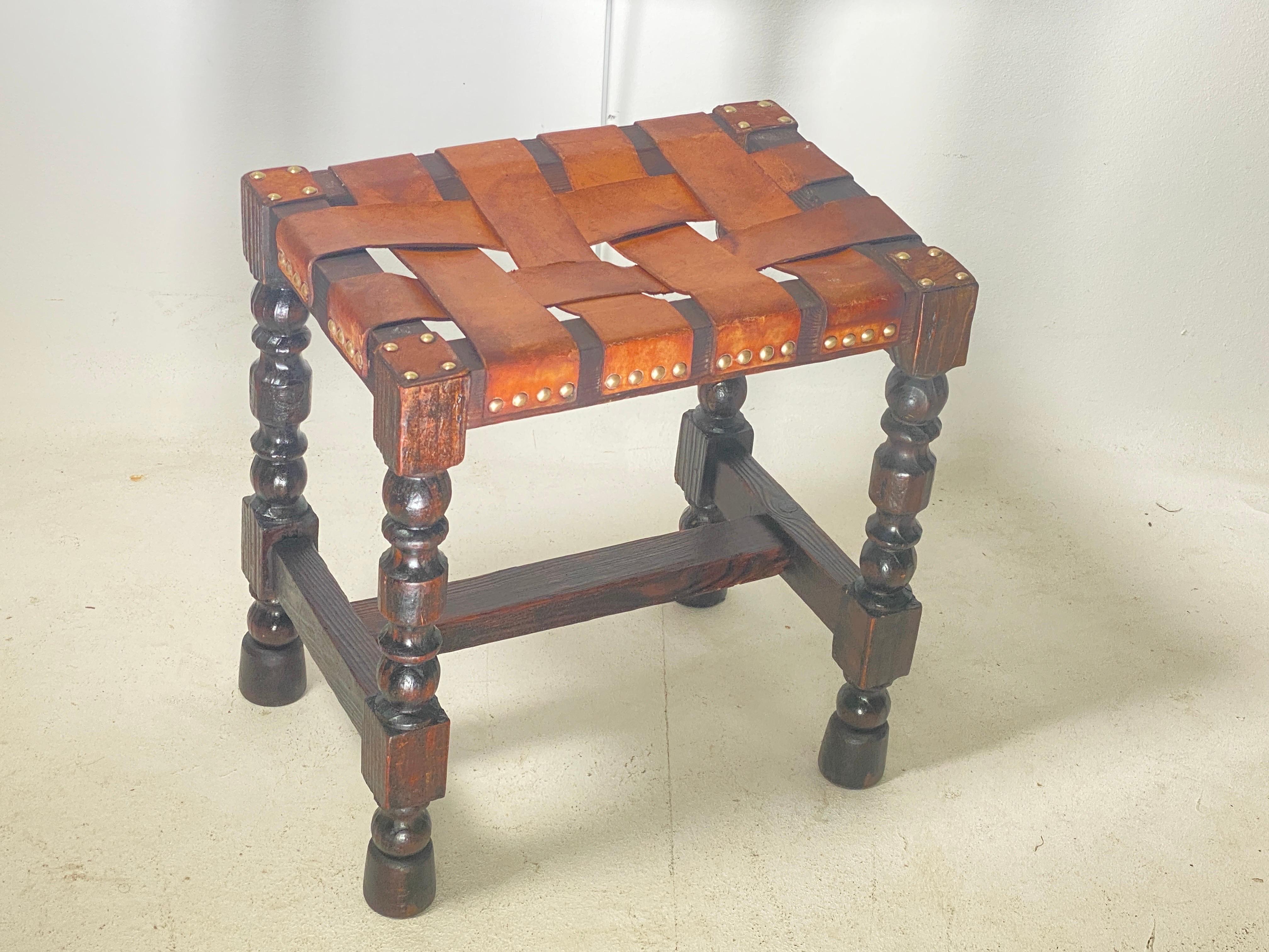 English Stool wood and Leather Twisted Legs, 20th Century, Brown Color For Sale 6