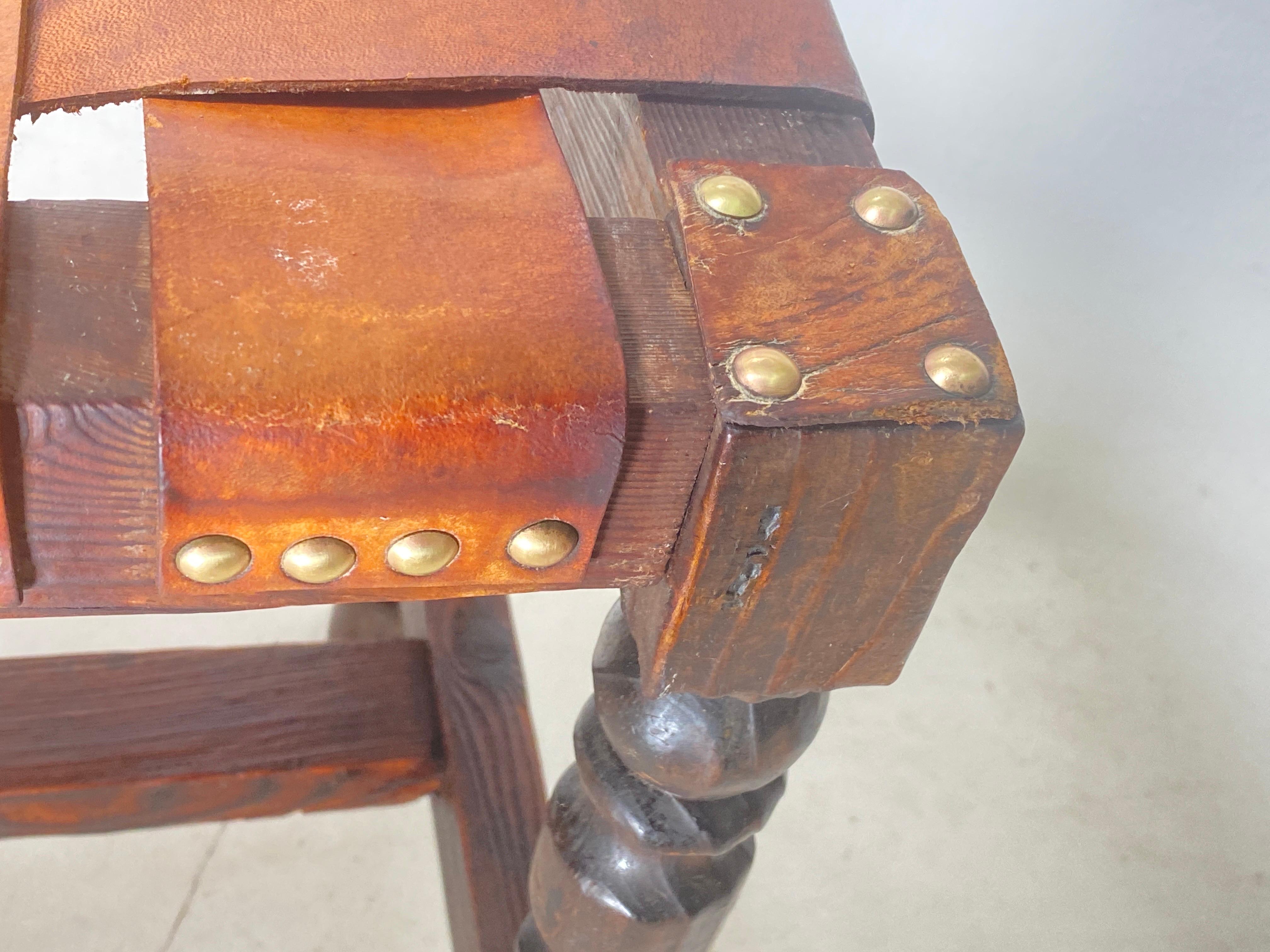 English Stool wood and Leather Twisted Legs, 20th Century, Brown Color For Sale 1