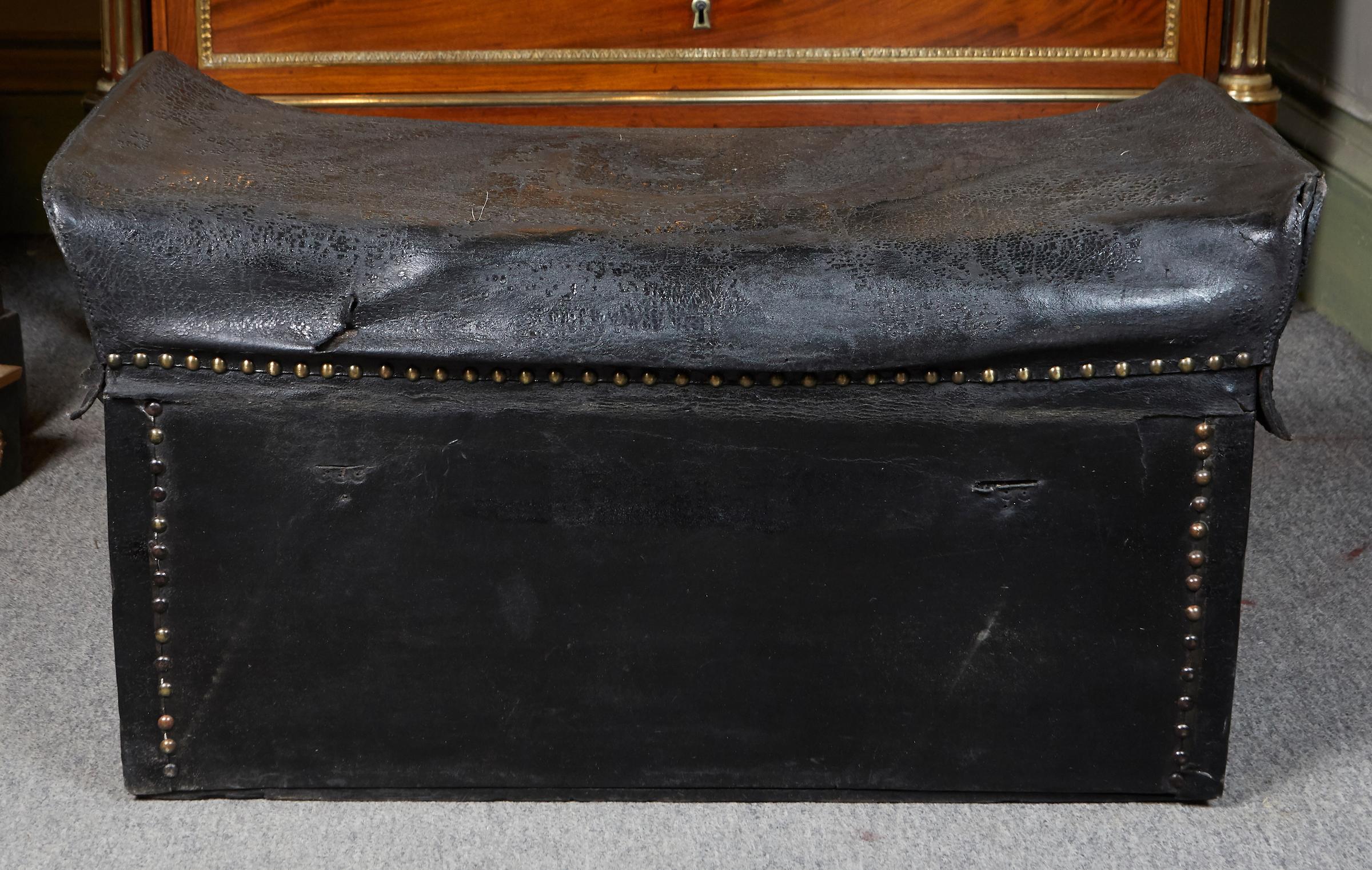 English Studded Black Leather Coach Trunk In Good Condition For Sale In Montreal, QC