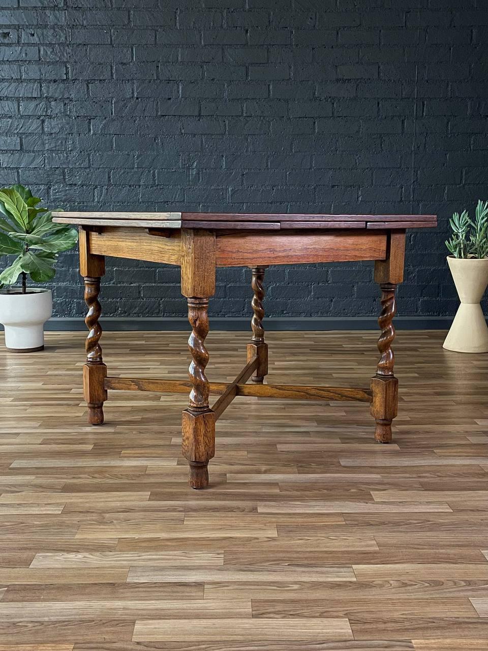 Mid-20th Century English Style Antique Farmhouse Oak Expanding Draw-Leaf Dining Table