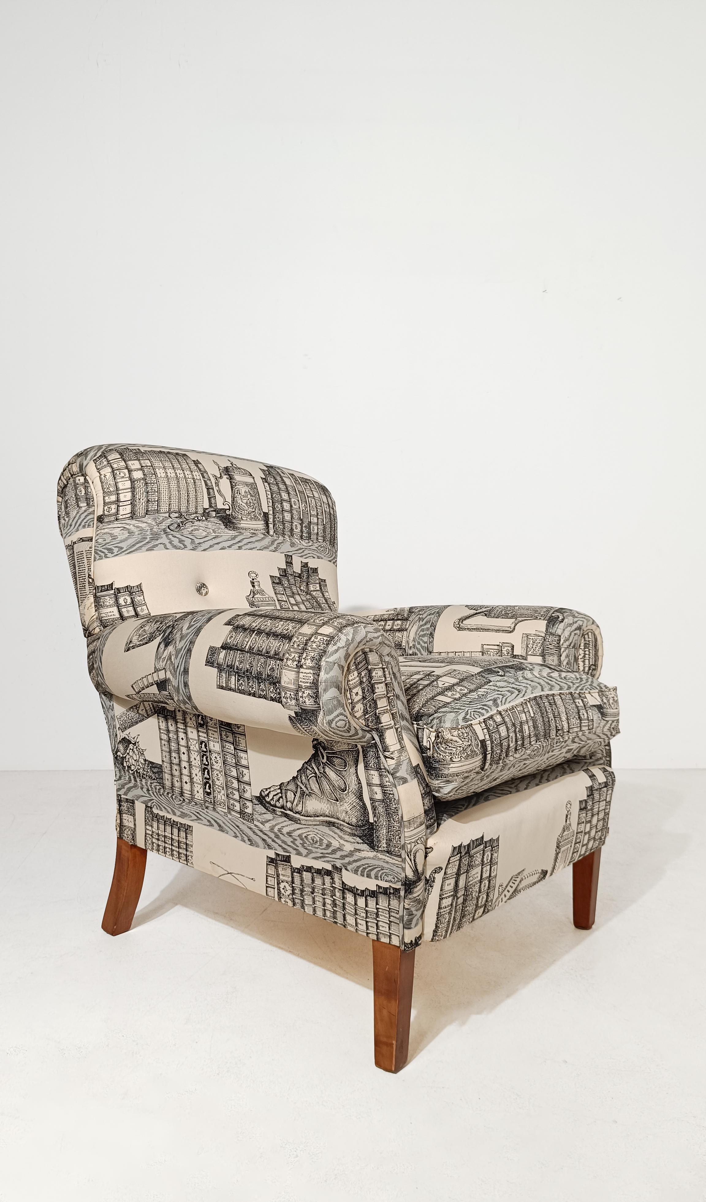 Sessel im englischen Stil, gepolstert mit Stoff, von Fornasetti Library
