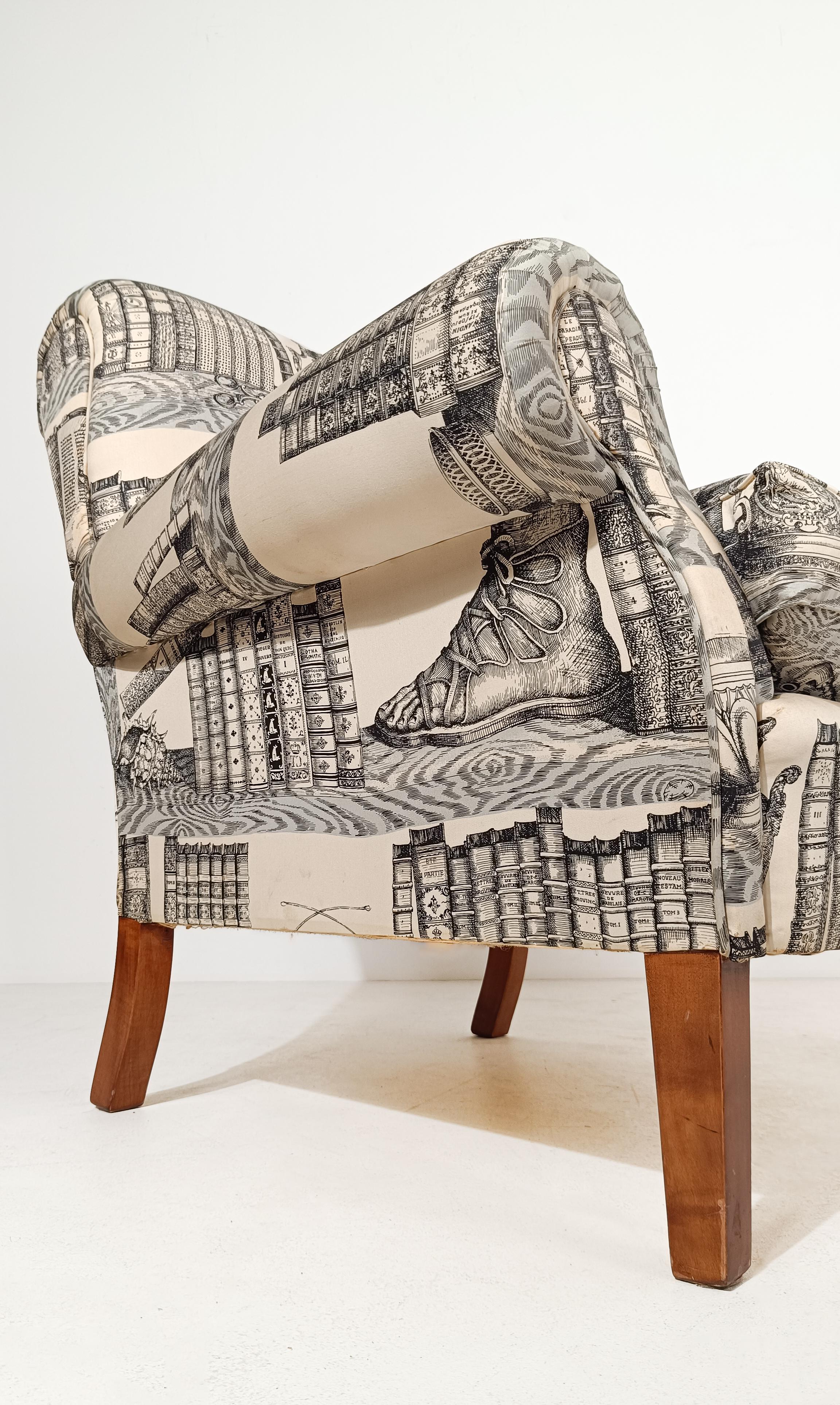 Sessel im englischen Stil, gepolstert mit Stoff, von Fornasetti Library