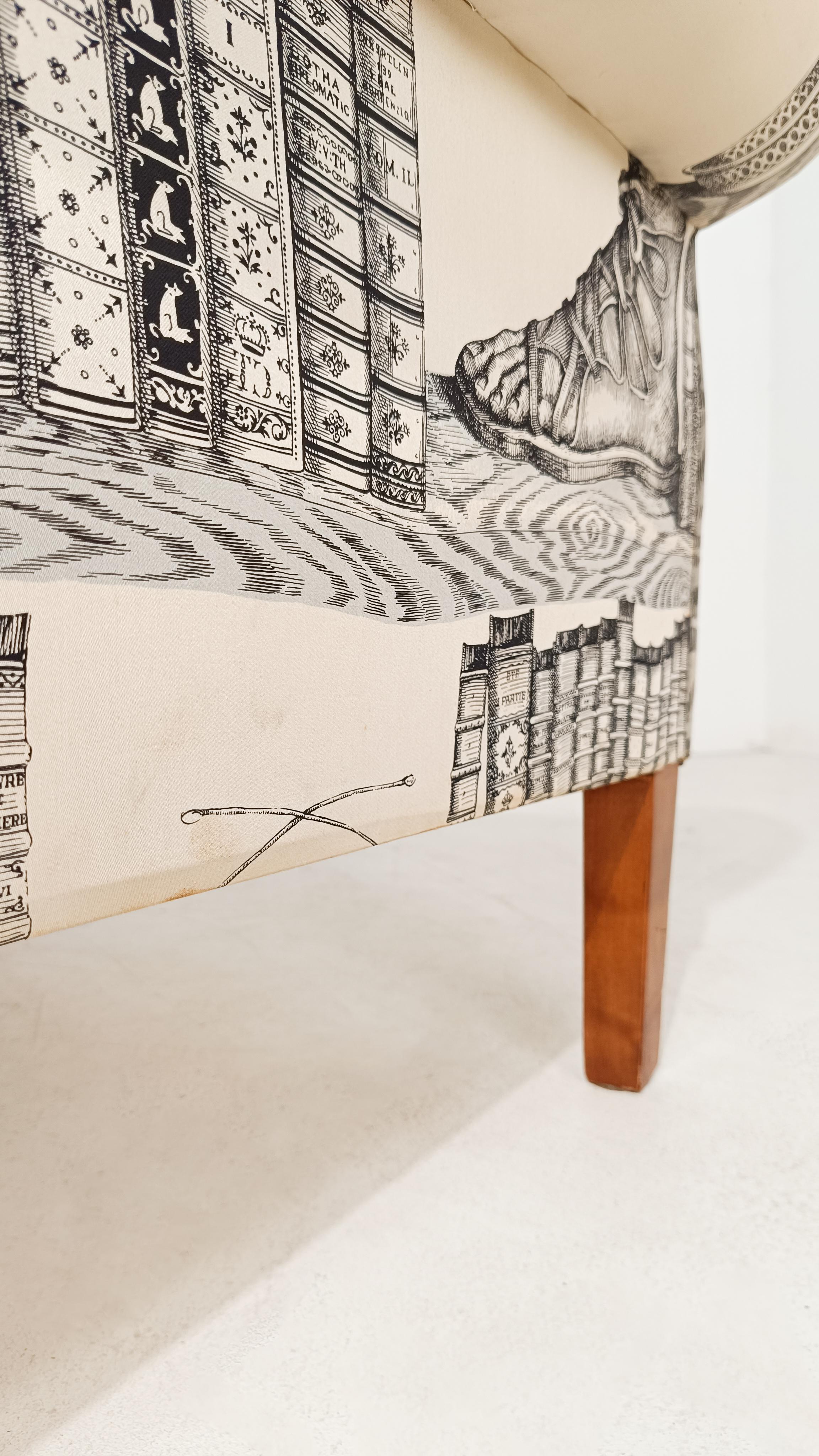 Sessel im englischen Stil, gepolstert mit Stoff, von Fornasetti Library