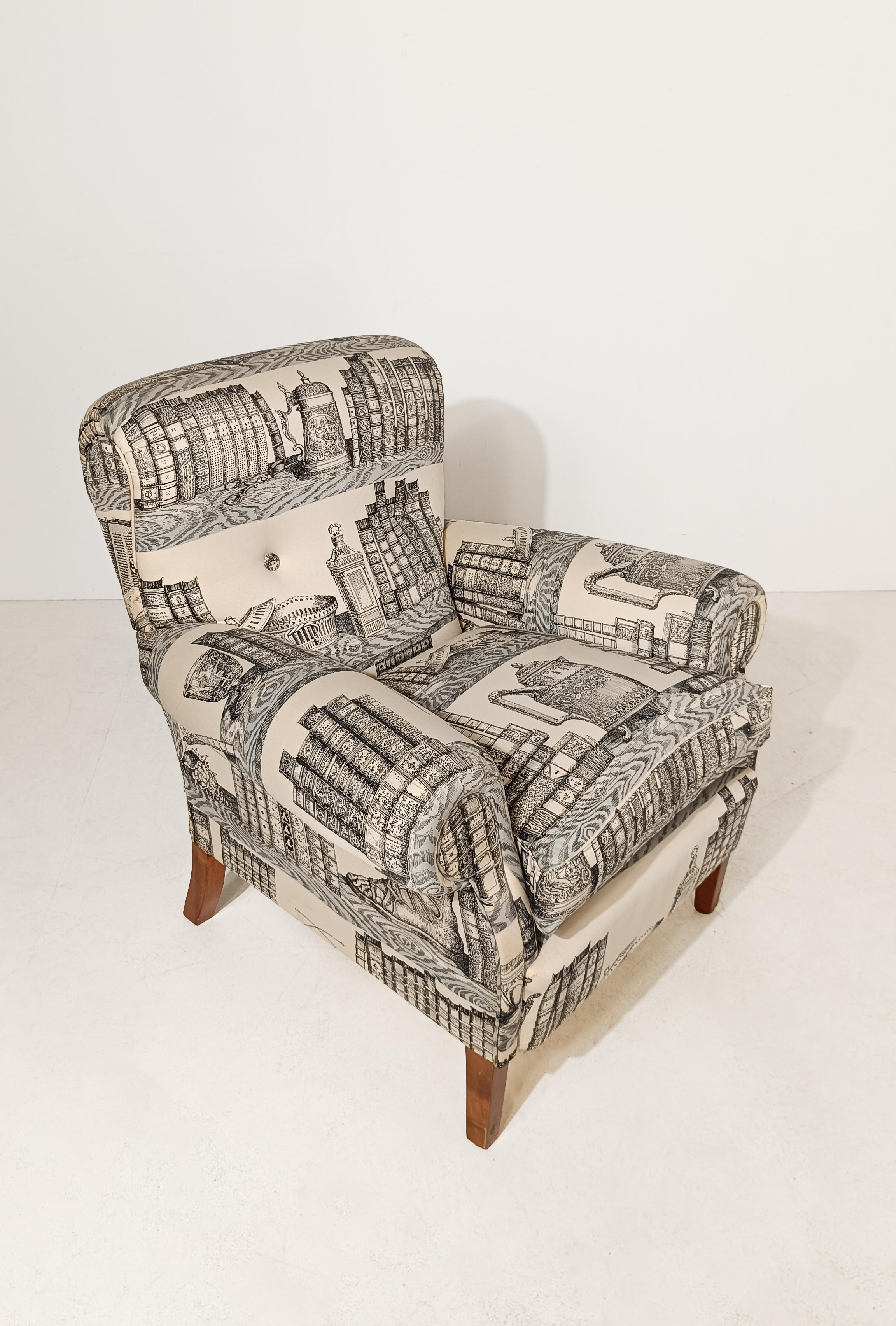 Sessel im englischen Stil, gepolstert mit Stoff, von Fornasetti Library