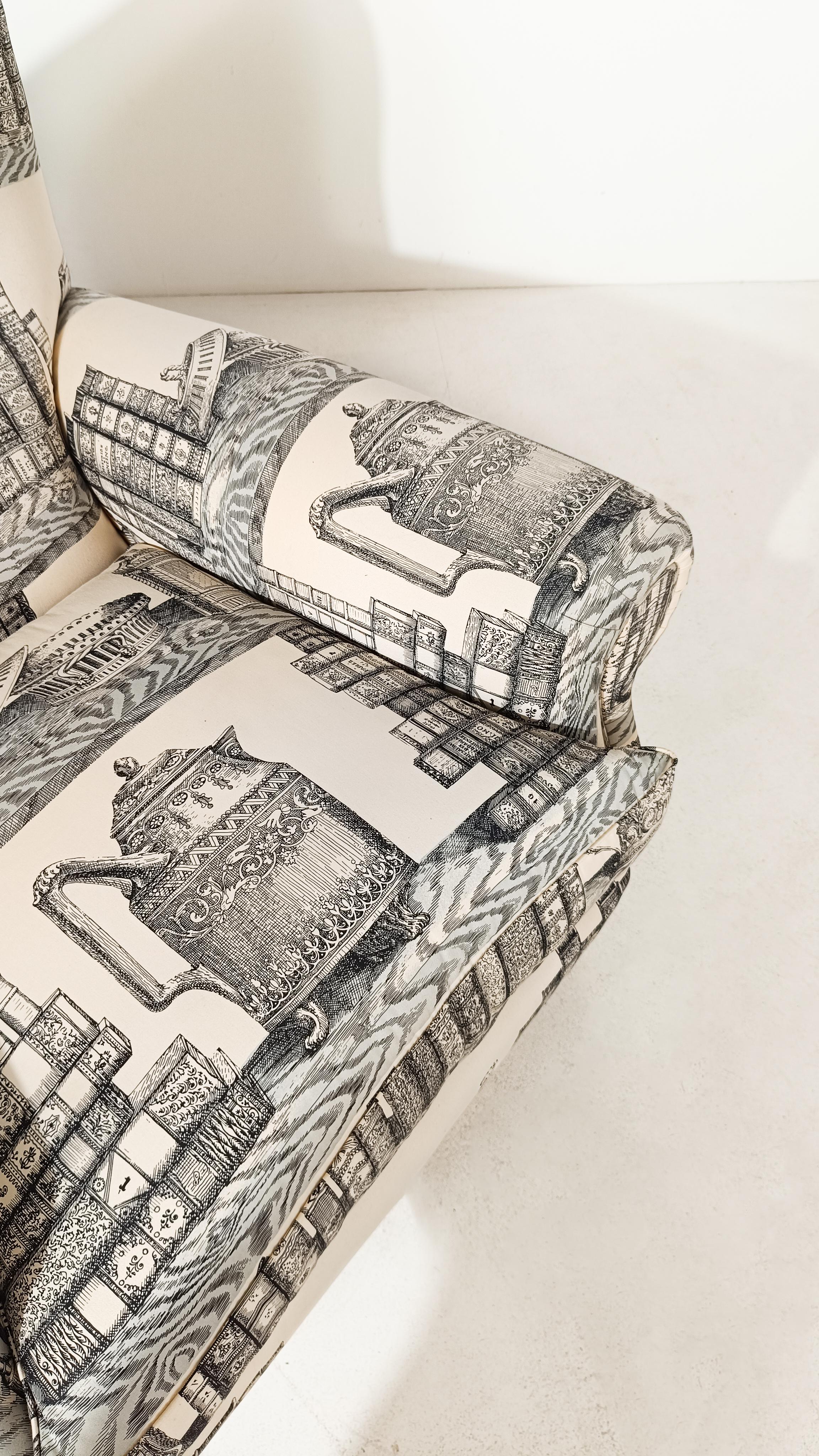 Sessel im englischen Stil, gepolstert mit Stoff, von Fornasetti Library