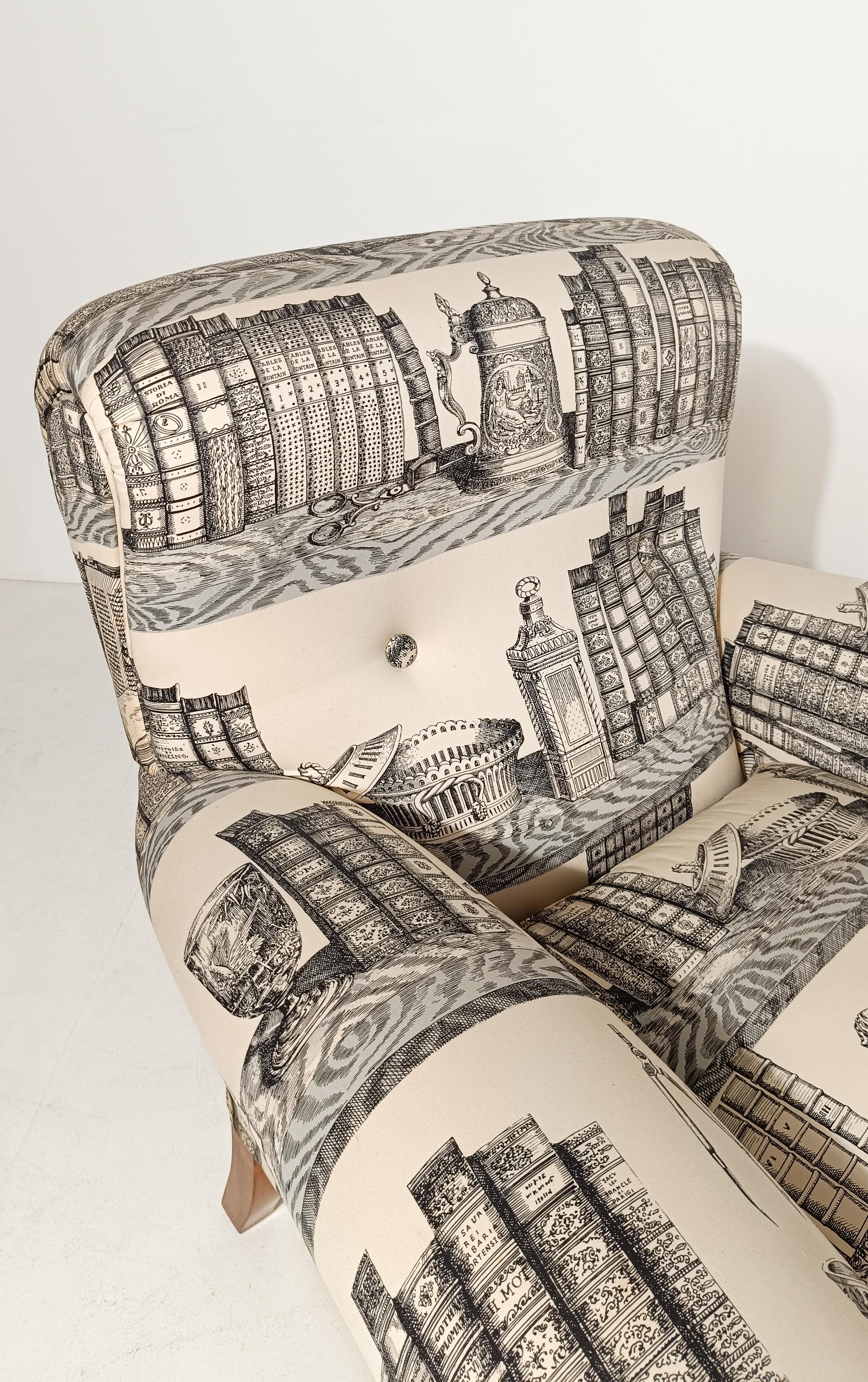 Sessel im englischen Stil, gepolstert mit Stoff, von Fornasetti Library
