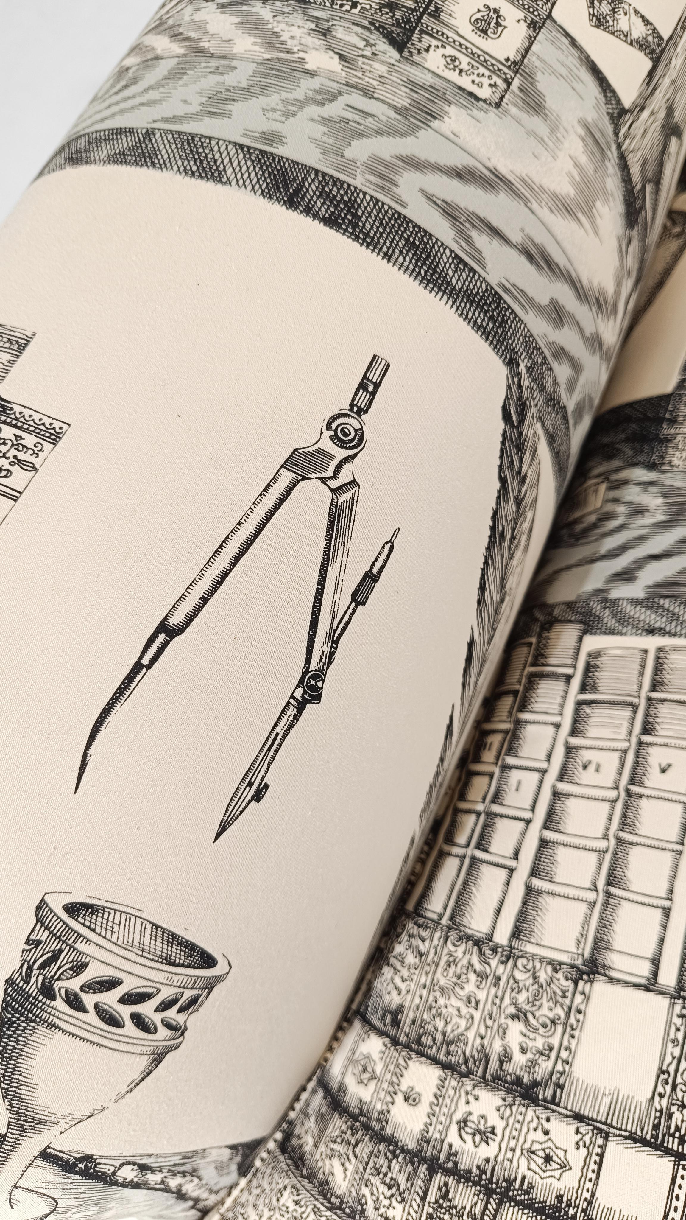 Sessel im englischen Stil, gepolstert mit Stoff, von Fornasetti Library