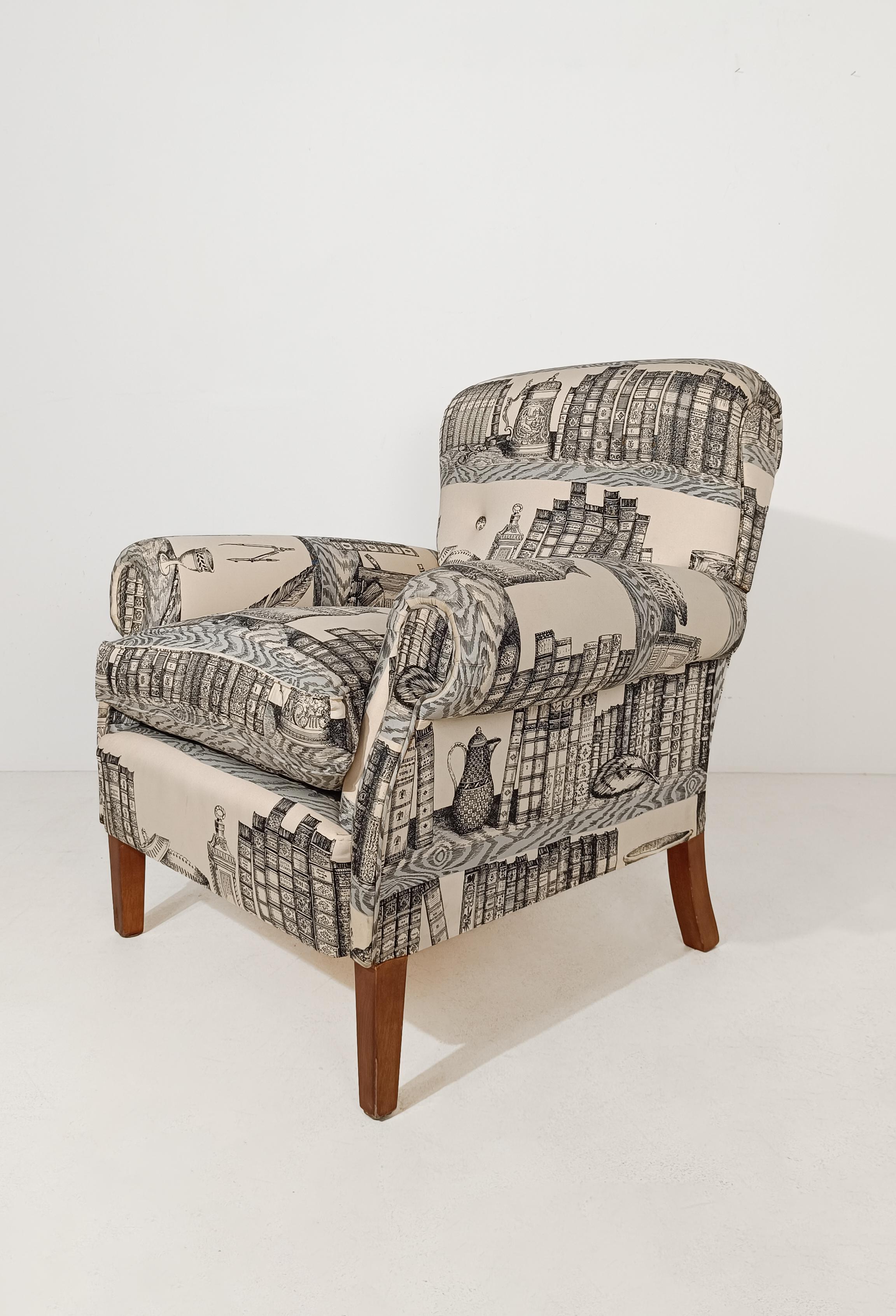 Sessel im englischen Stil, gepolstert mit Stoff, von Fornasetti Library