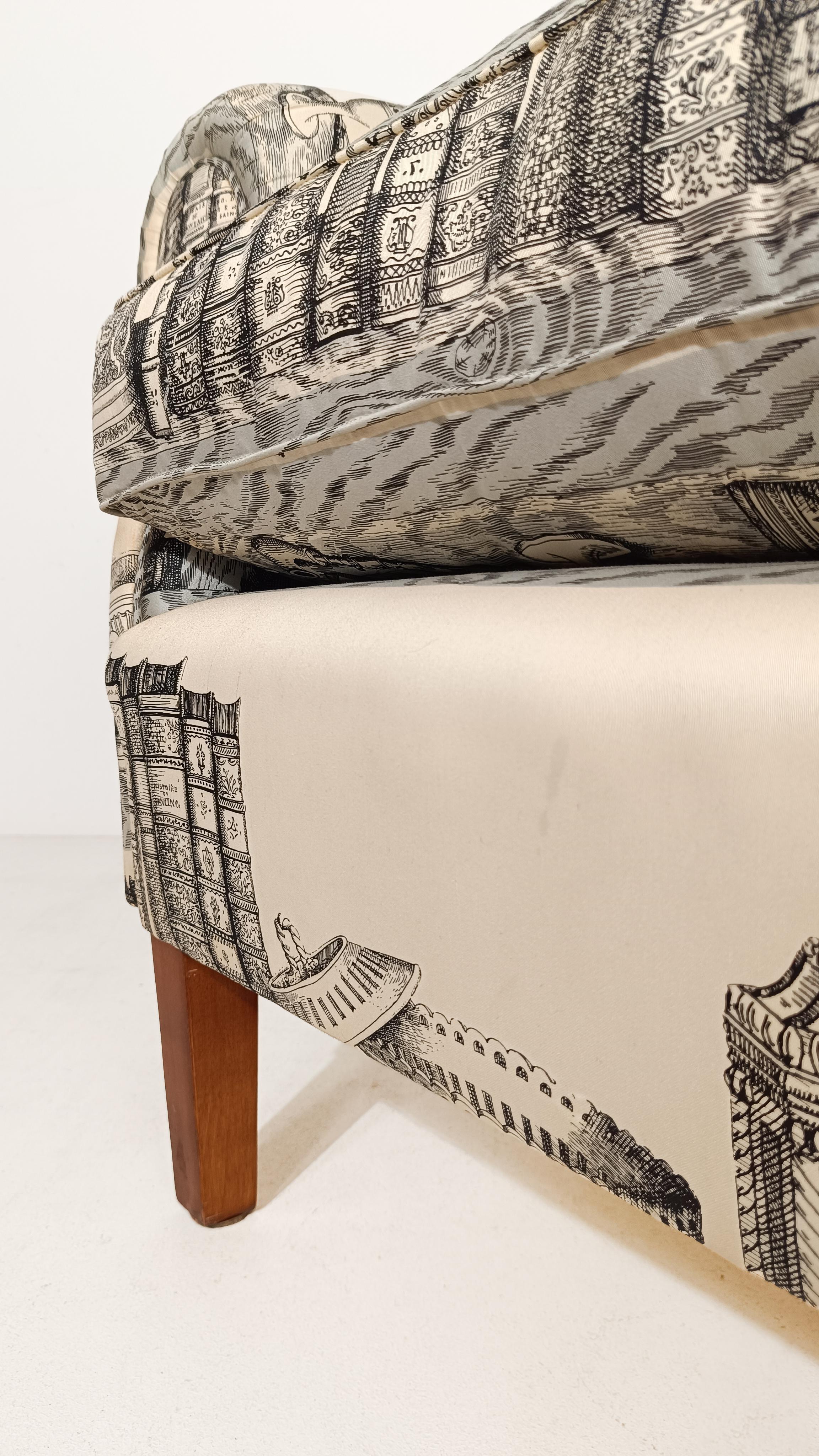 Sessel im englischen Stil, gepolstert mit Stoff, von Fornasetti Library