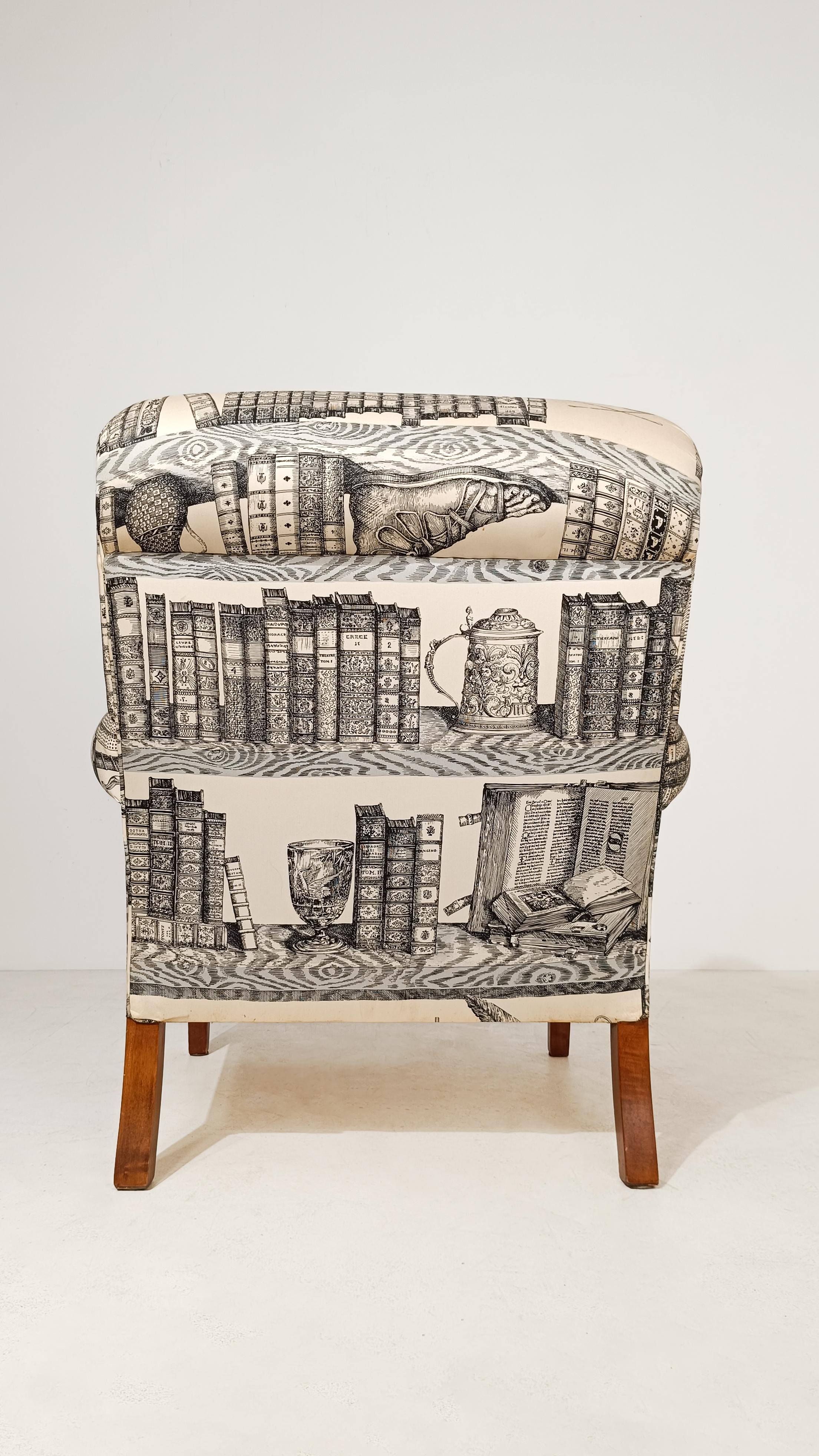 Sessel im englischen Stil, gepolstert mit Stoff, von Fornasetti Library
