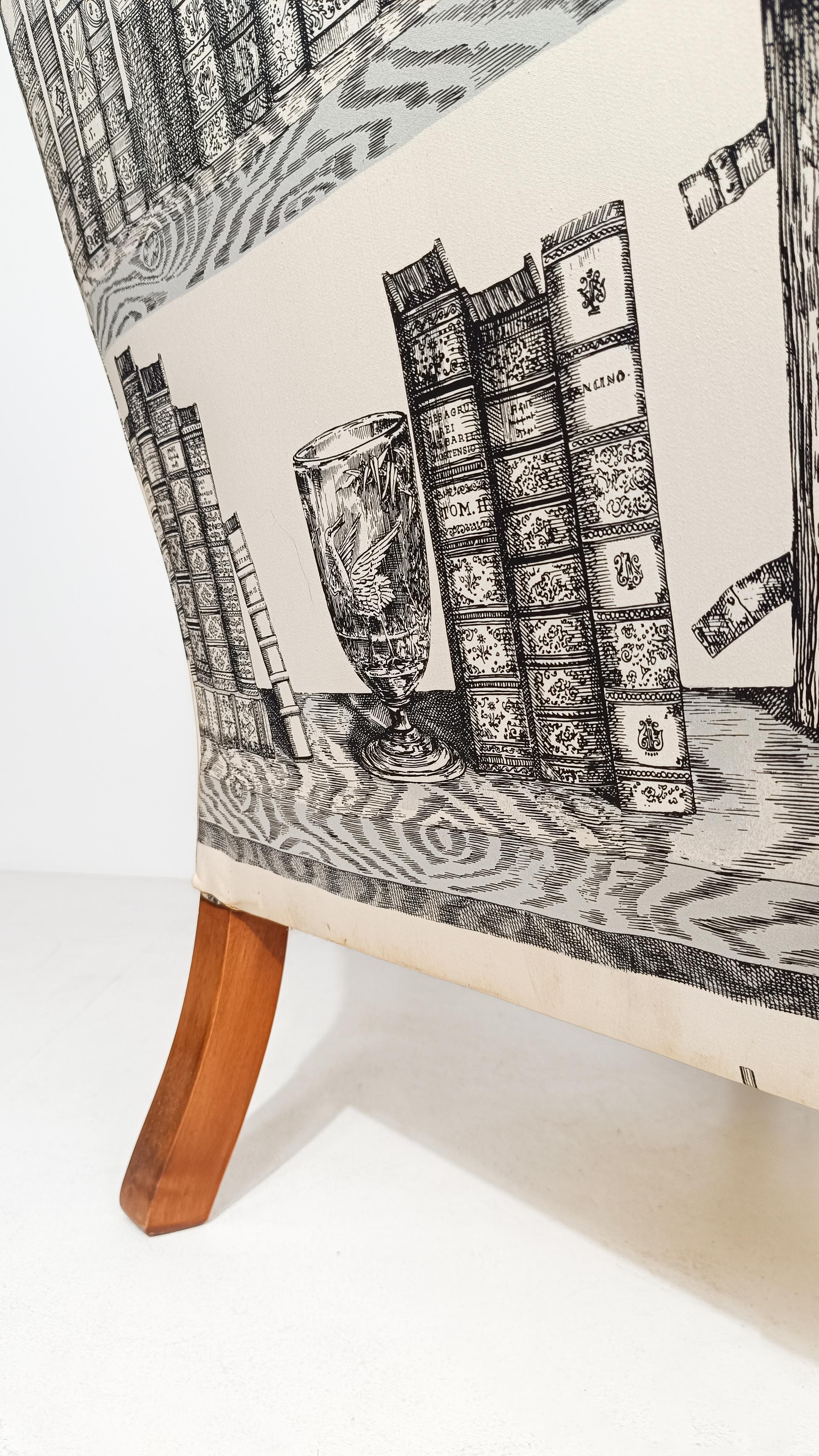 Sessel im englischen Stil, gepolstert mit Stoff, von Fornasetti Library