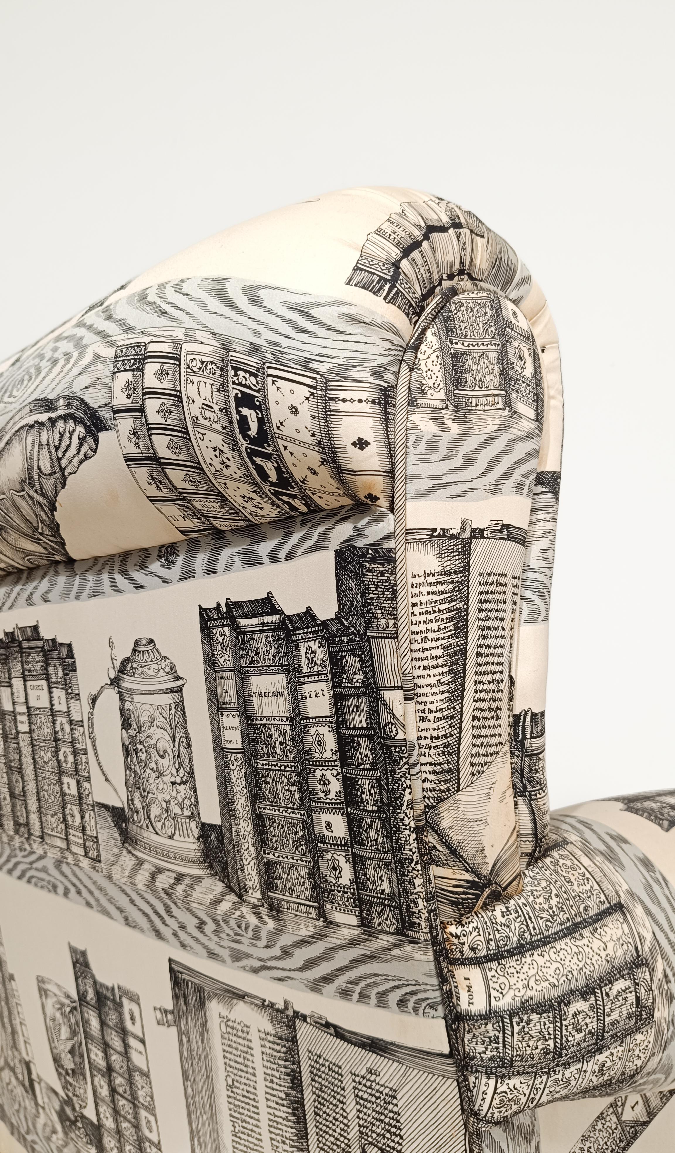 Sessel im englischen Stil, gepolstert mit Stoff, von Fornasetti Library