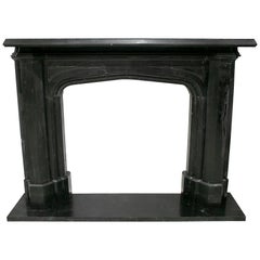 Cheminée de style anglais en marbre noir de Belgique sculpté à la main