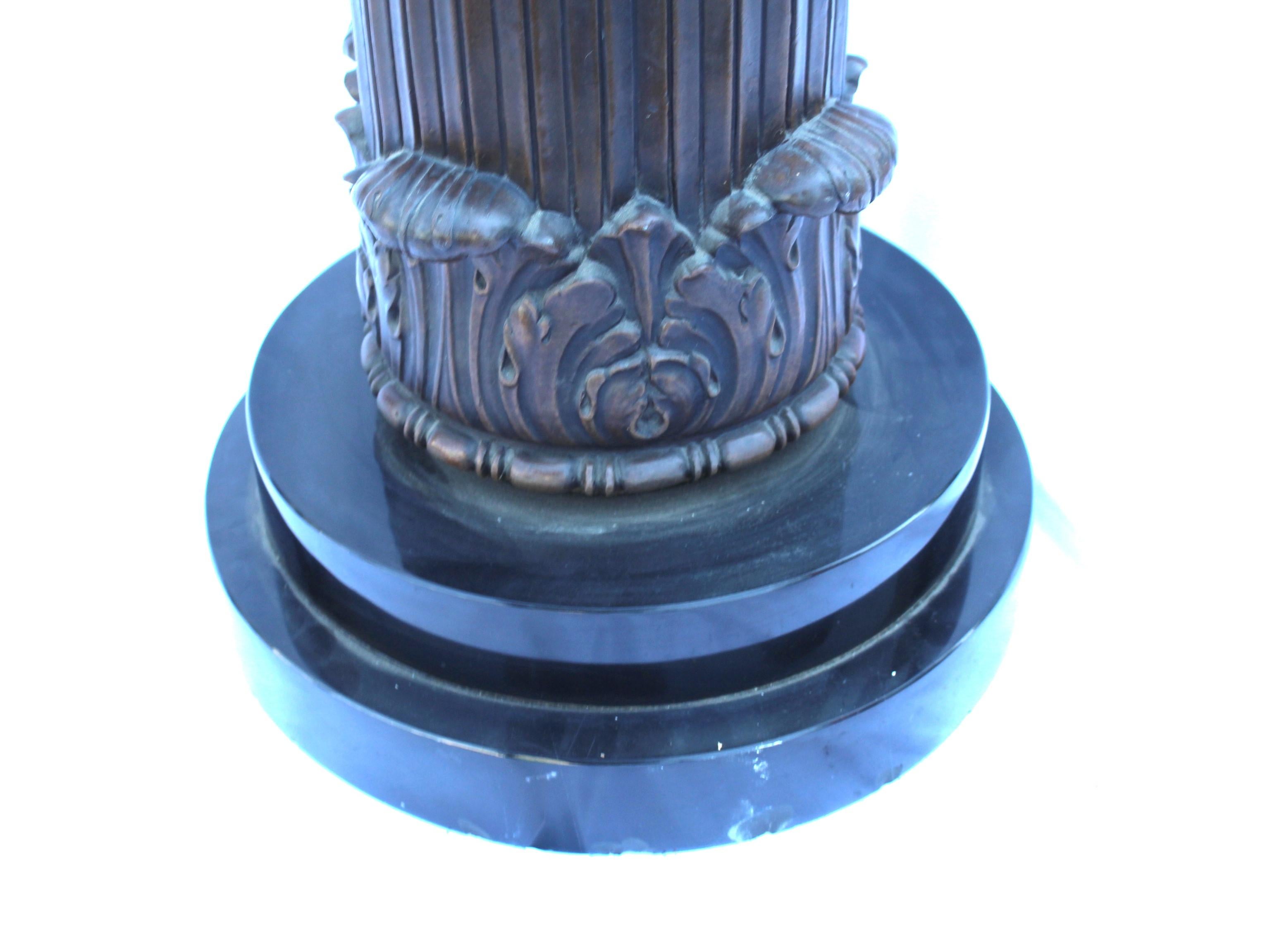 Un piédestal au design unique, fabriqué à partir d'une fonte de bronze à la cire perdue, avec une finition en bronze moyen.  Le marbre du dessus a un diamètre de 16