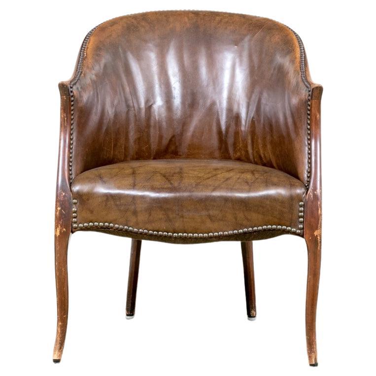 Una sedia in pelle dalla forma particolarmente raffinata e con un'ottima pelle.  una cornice completamente circondata da finiture in ottone con testa a chiodo. La struttura in Wood ha linee fantastiche e gambe Cabriolet stilizzate.

Dimensioni: 25