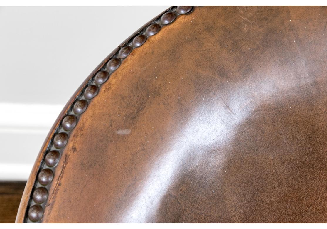 Mid-Century moderno Poltrona con schienale a vasca in pelle caramello in stile inglese in vendita