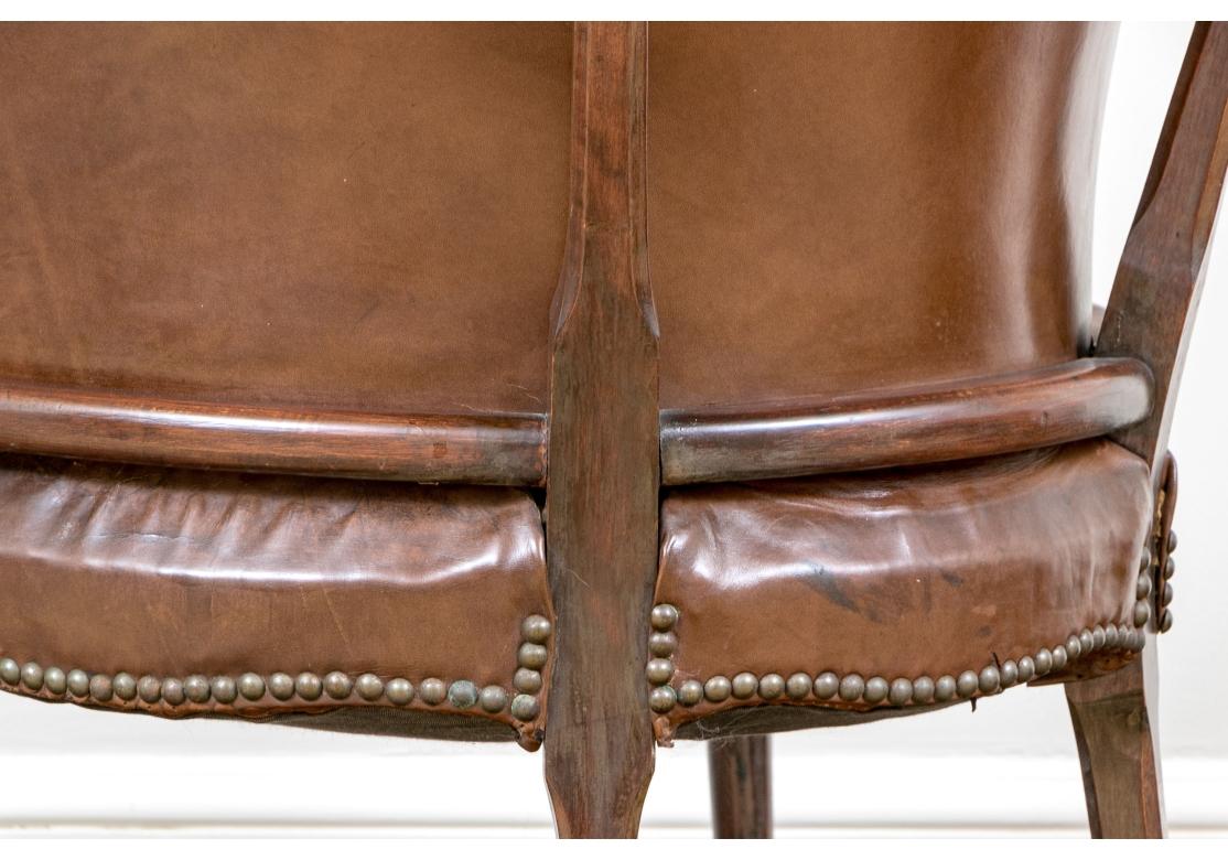 XX secolo Poltrona con schienale a vasca in pelle caramello in stile inglese in vendita