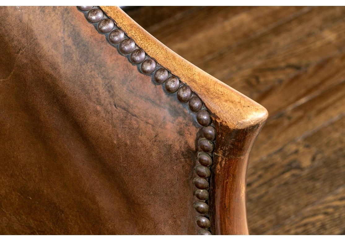 Fauteuil à dossier tubulaire en cuir caramel de style anglais en vente 1