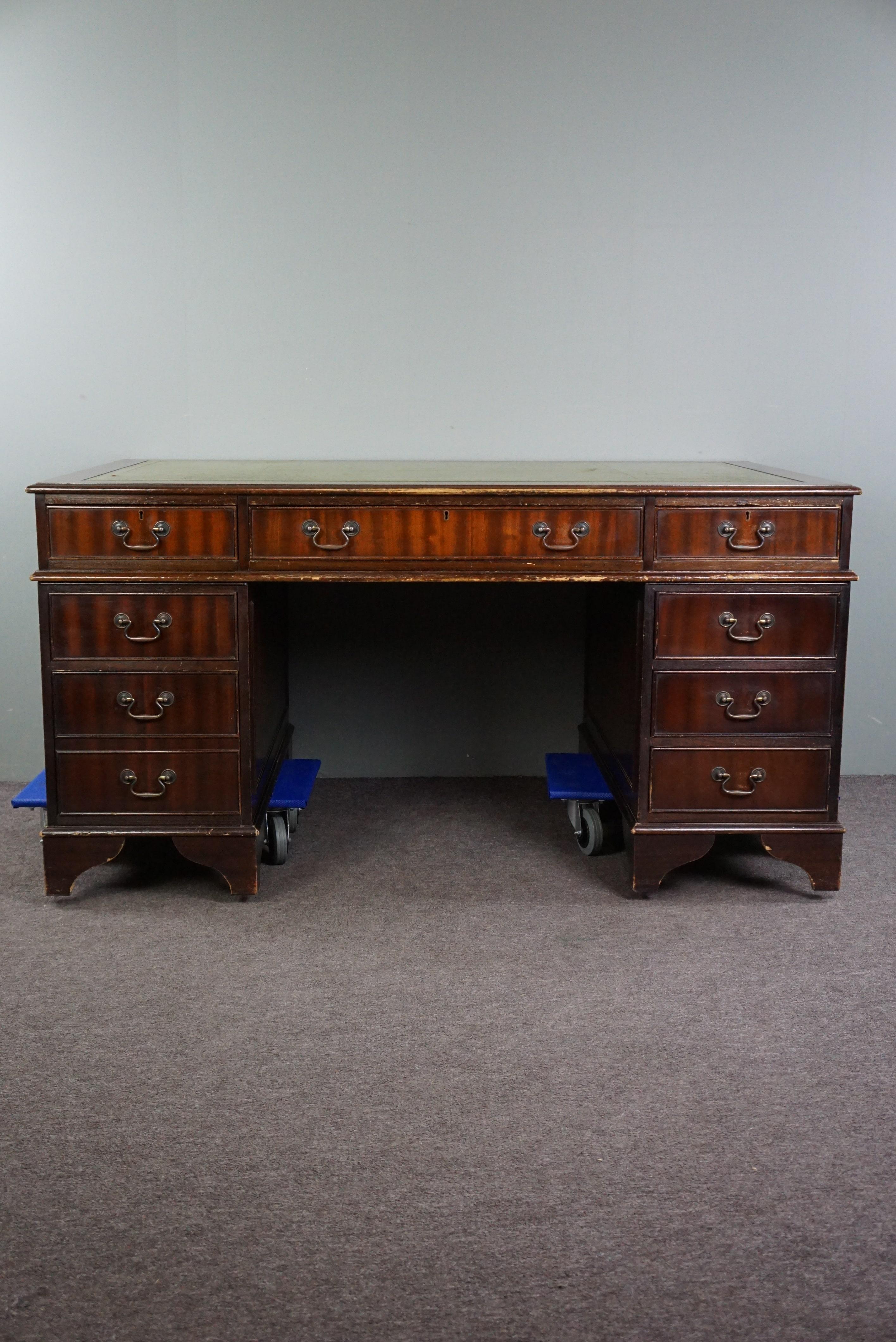 With pleasure, we are pleased to offer you this beautiful wooden Chesterfield desk, featuring a top inlaid with green leather.

This beautifully designed desk has a distinctive lived-in appearance. The desk features a leather-inlaid top and an