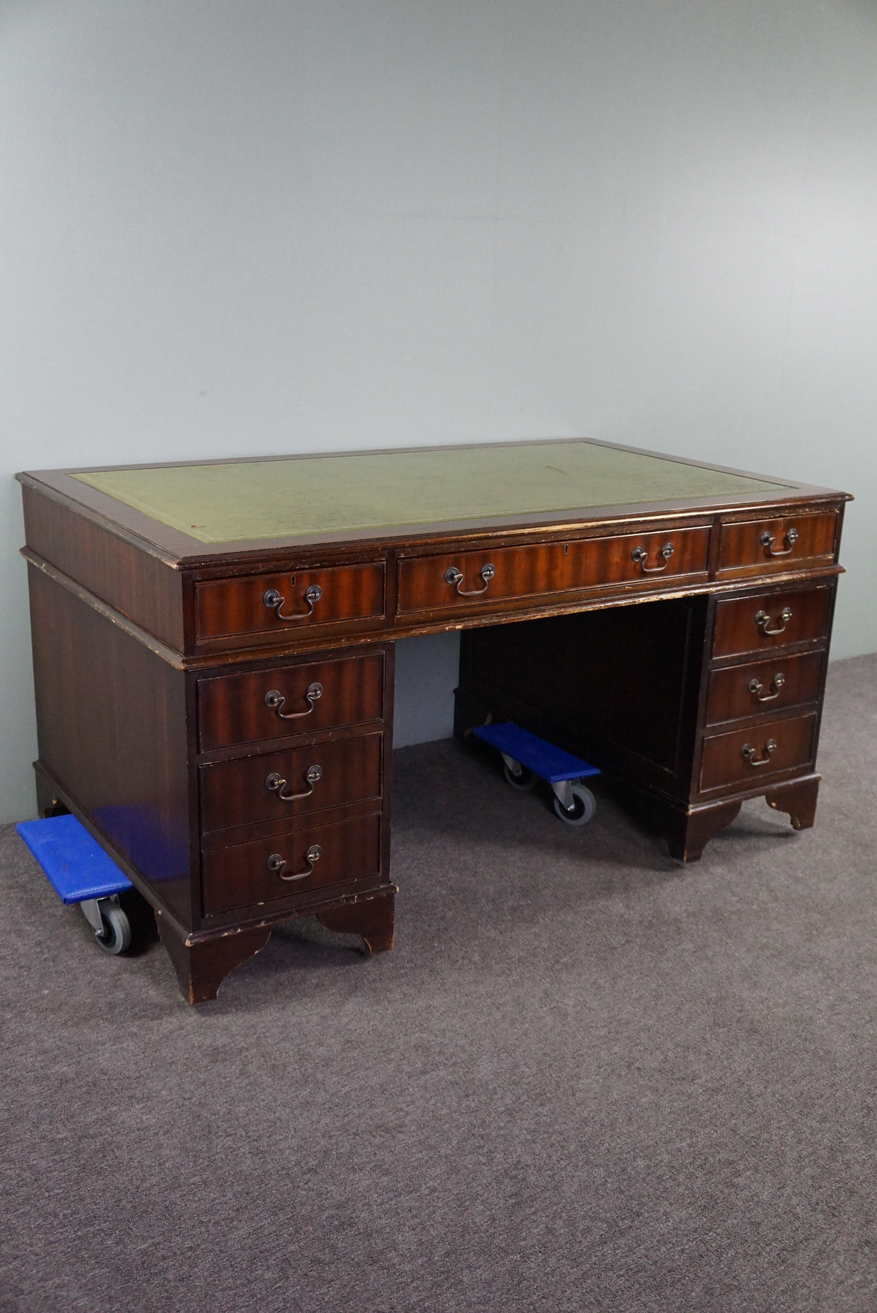 Contemporary  English style Chesterfield desk inlaid with green leather For Sale