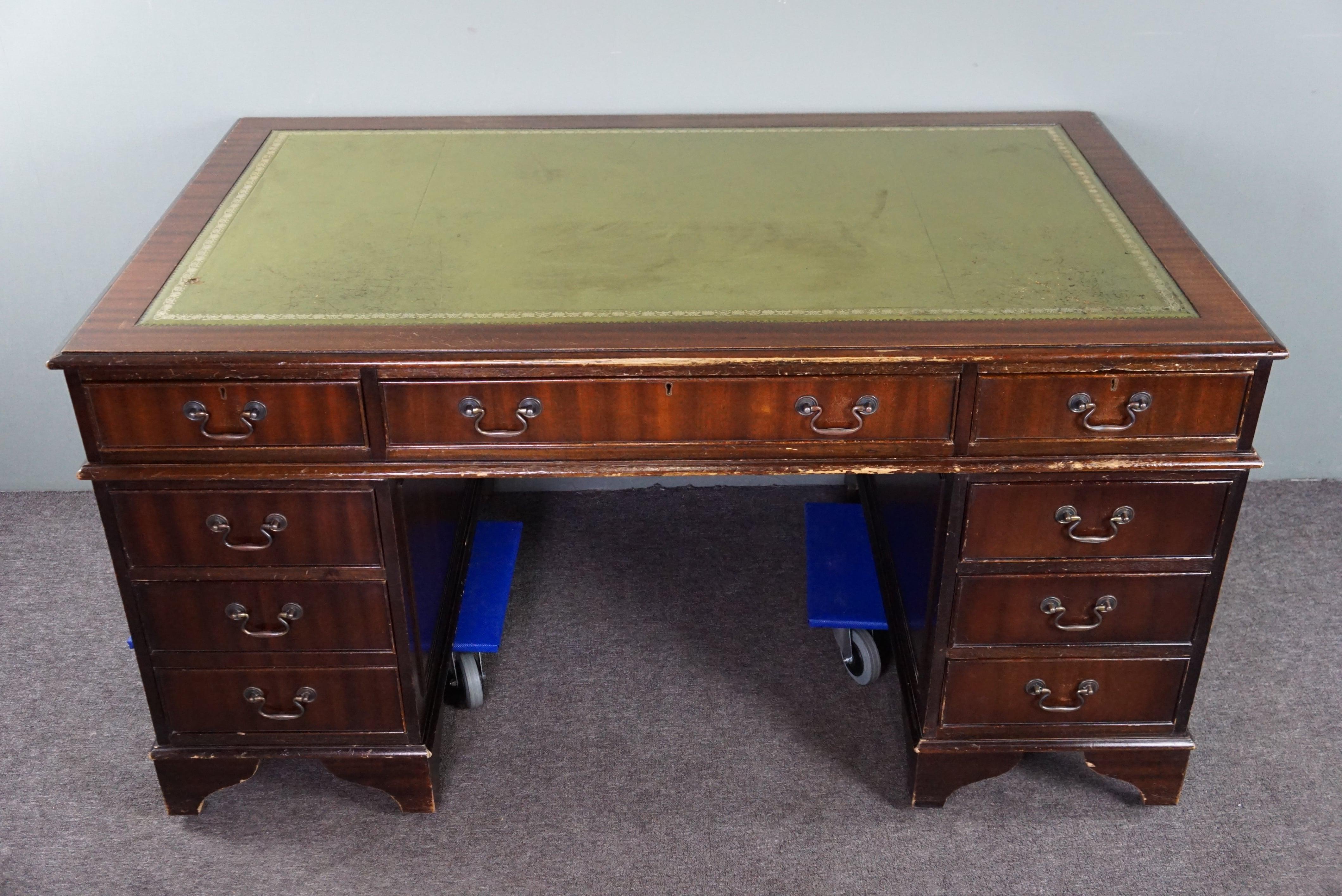 Wood  English style Chesterfield desk inlaid with green leather For Sale
