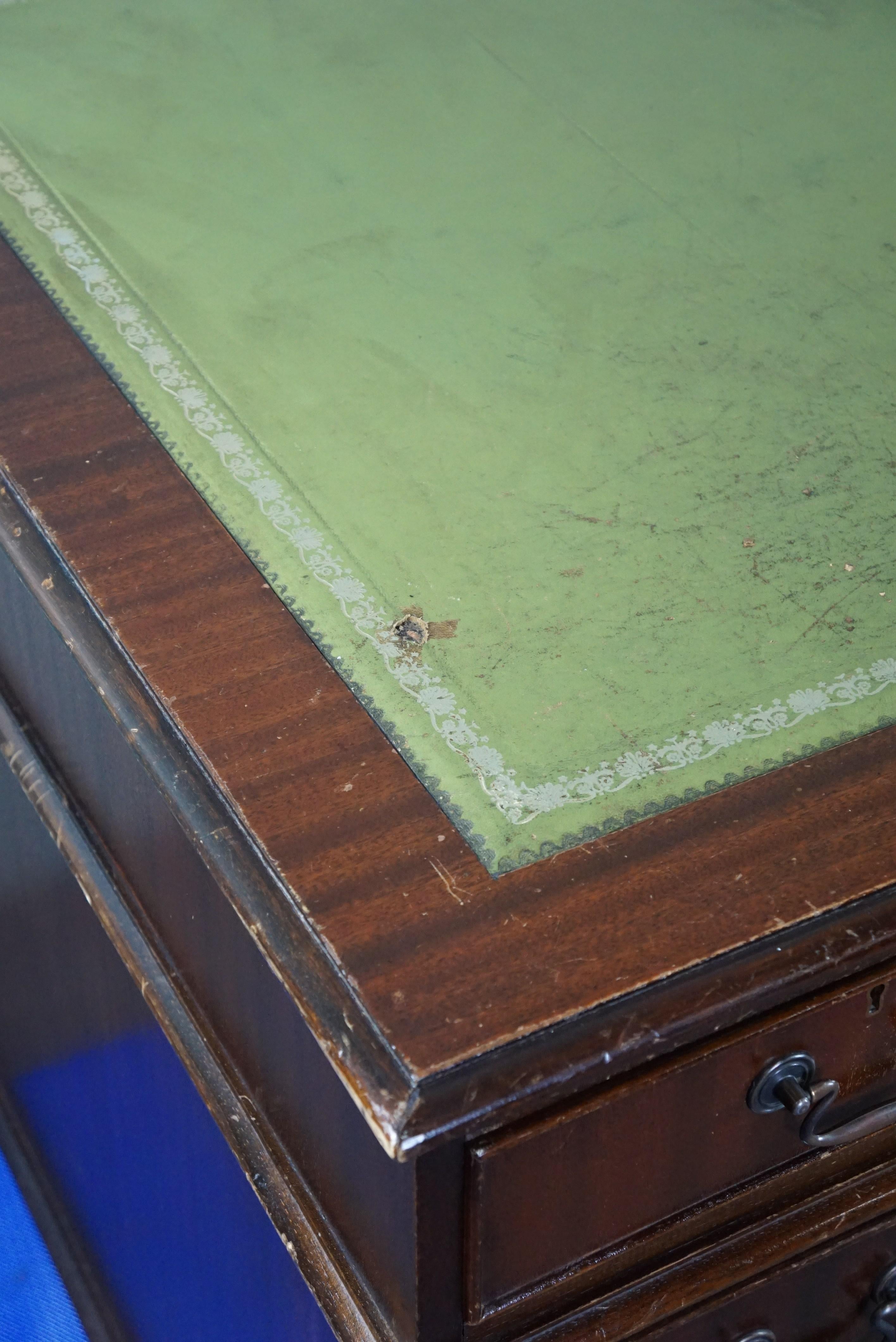  Chesterfield-Schreibtisch im englischen Stil mit Intarsien aus grünem Leder (21. Jahrhundert und zeitgenössisch) im Angebot