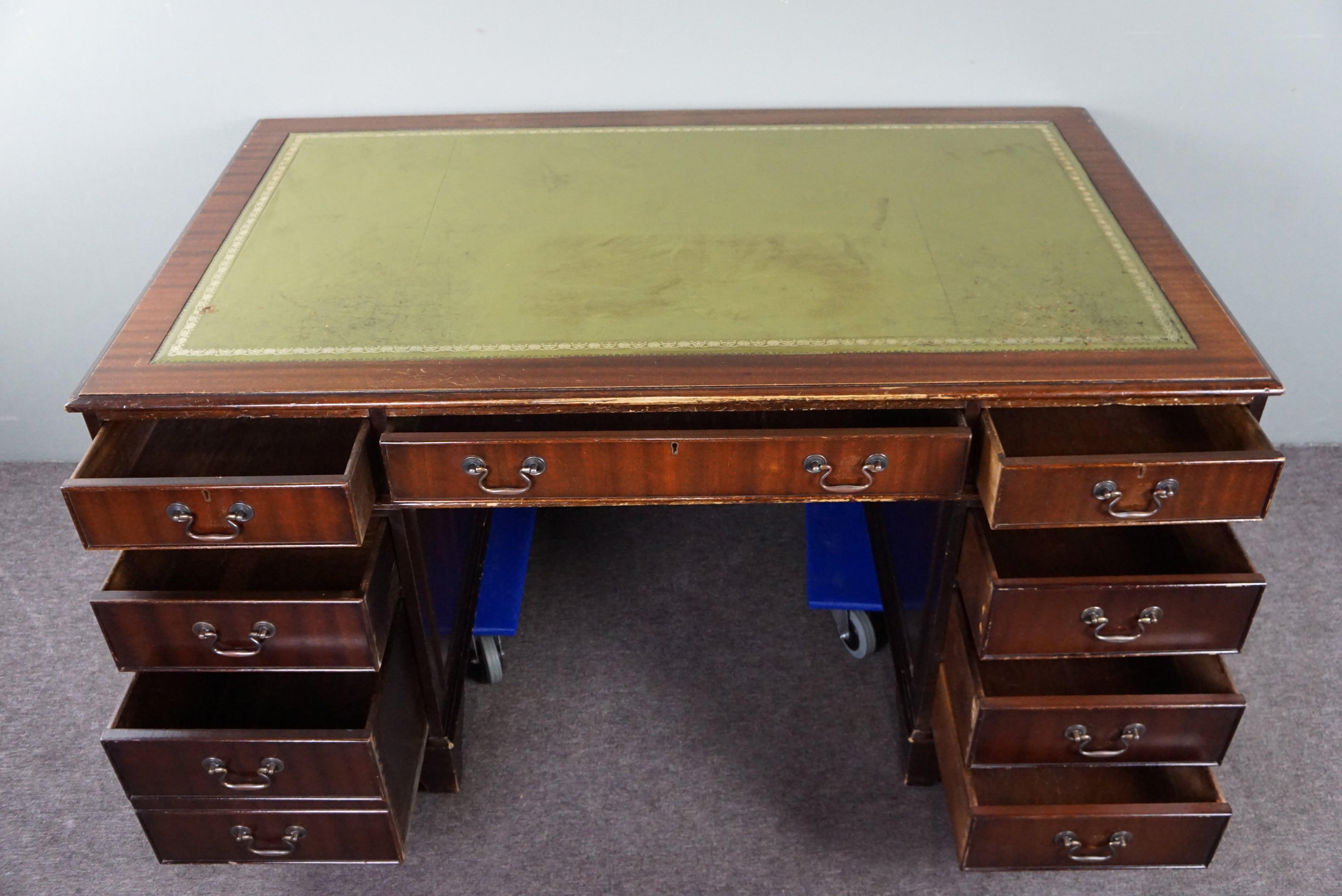  Chesterfield-Schreibtisch im englischen Stil mit Intarsien aus grünem Leder (Holz) im Angebot