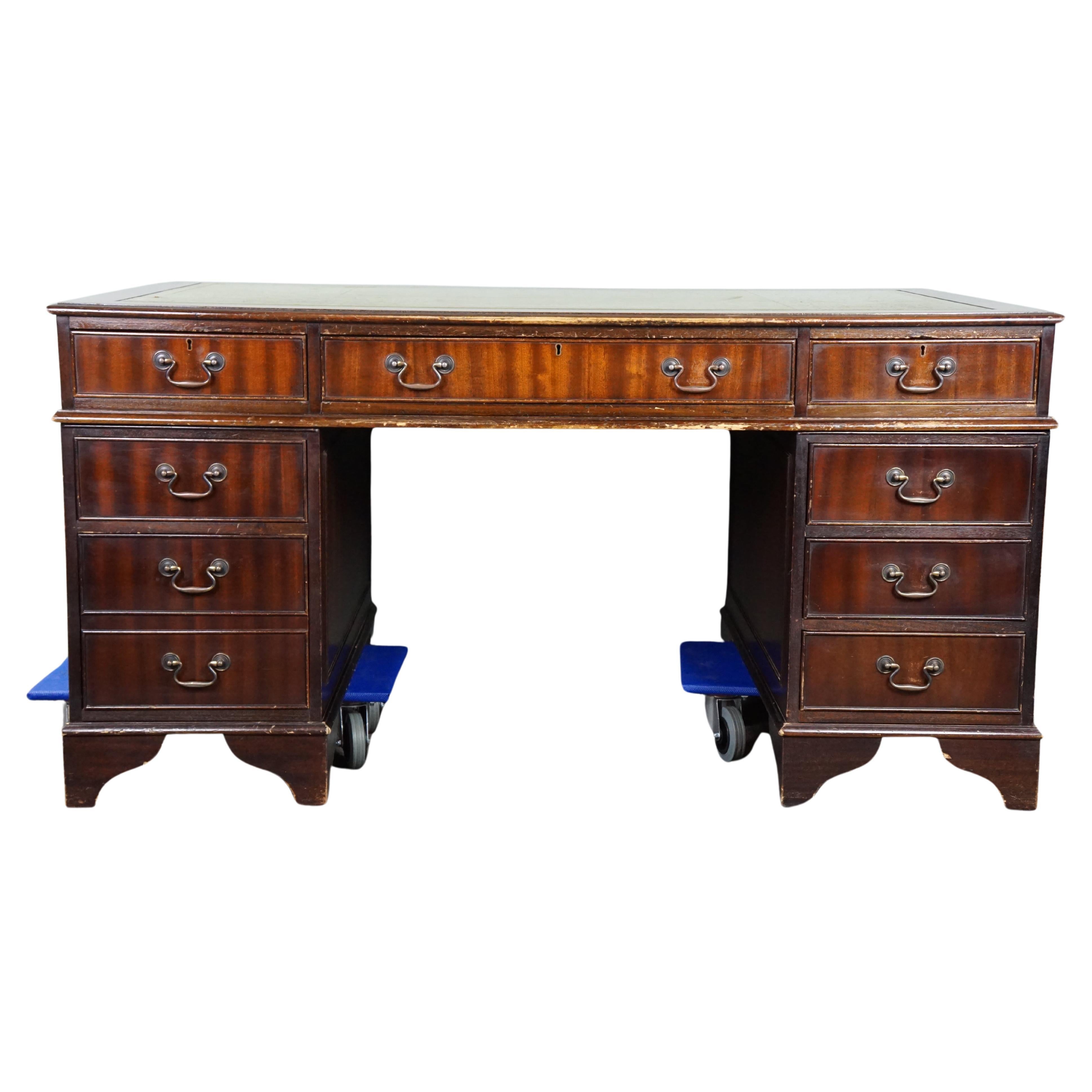 English style Chesterfield desk inlaid with green leather For Sale