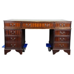  English style Chesterfield desk inlaid with green leather