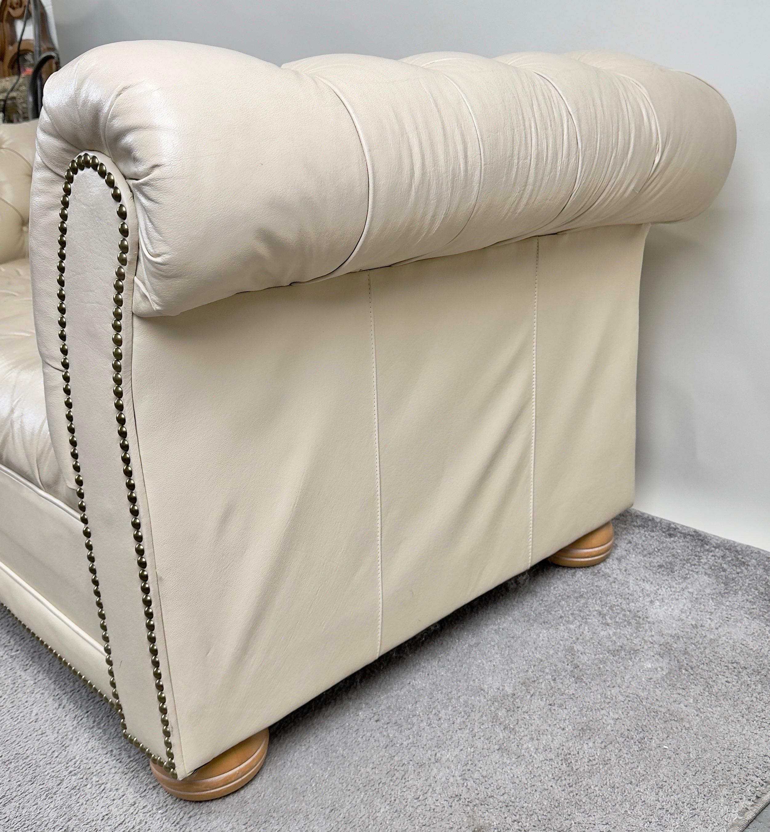 Divano Chesterfield in stile inglese in pelle bianca e nera in vendita 4