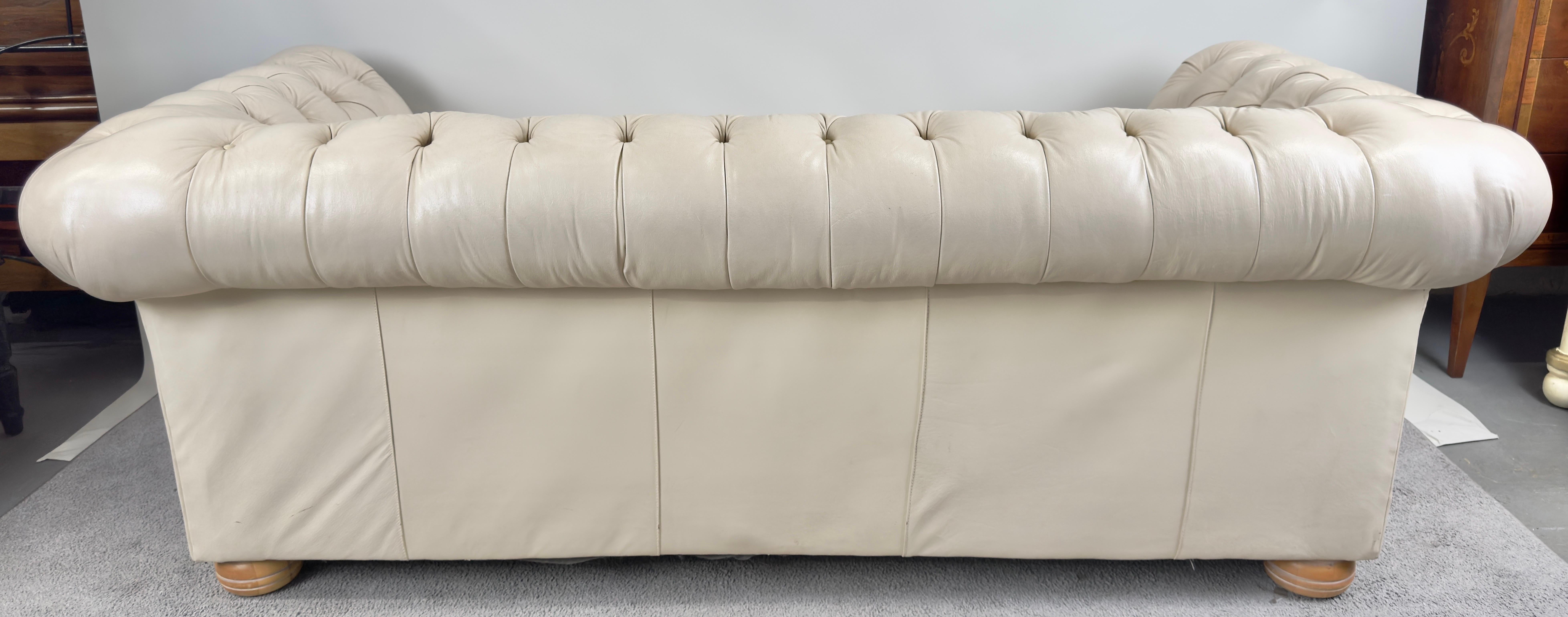 Divano Chesterfield in stile inglese in pelle bianca e nera in vendita 5