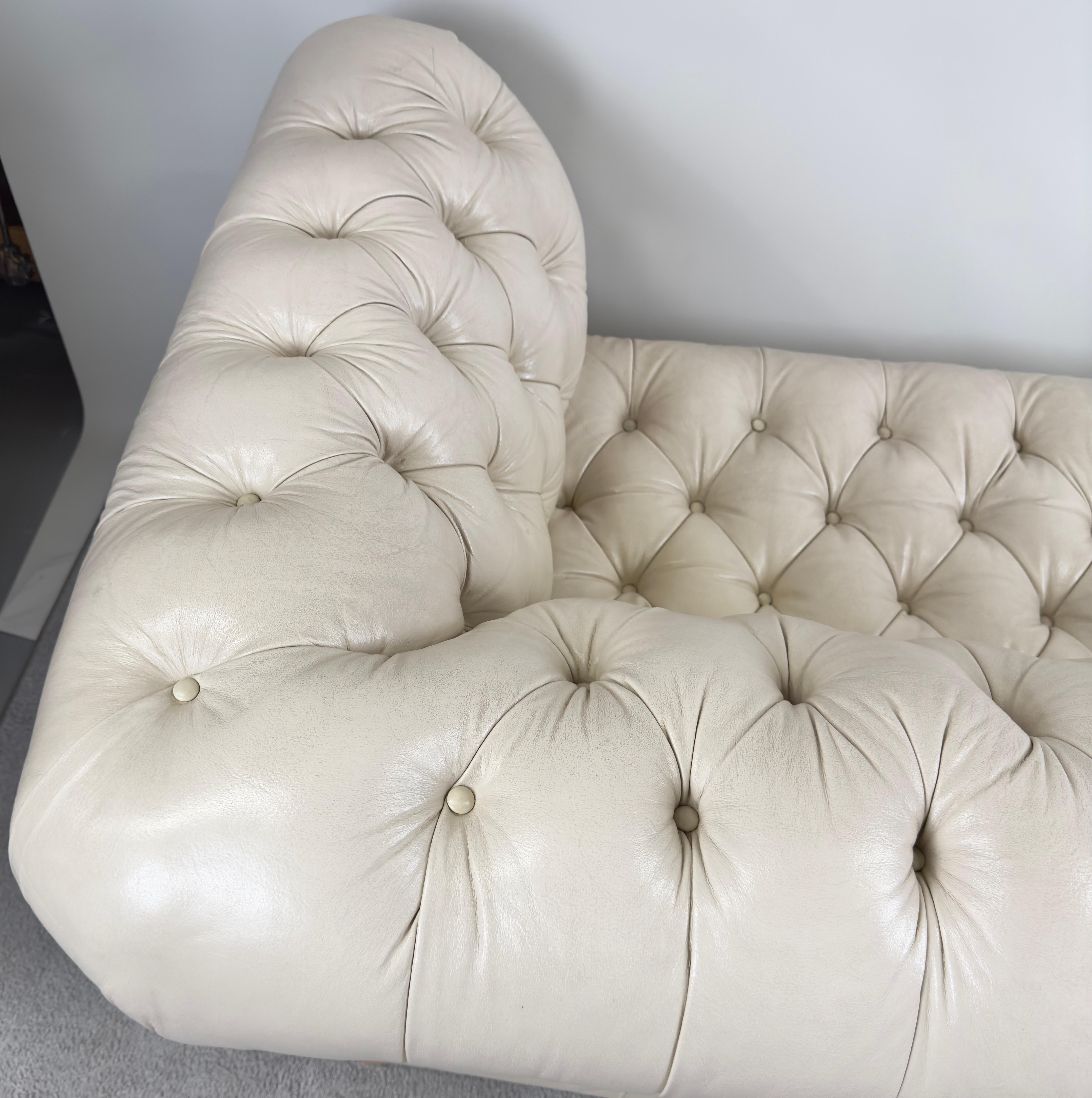Divano Chesterfield in stile inglese in pelle bianca e nera in vendita 7