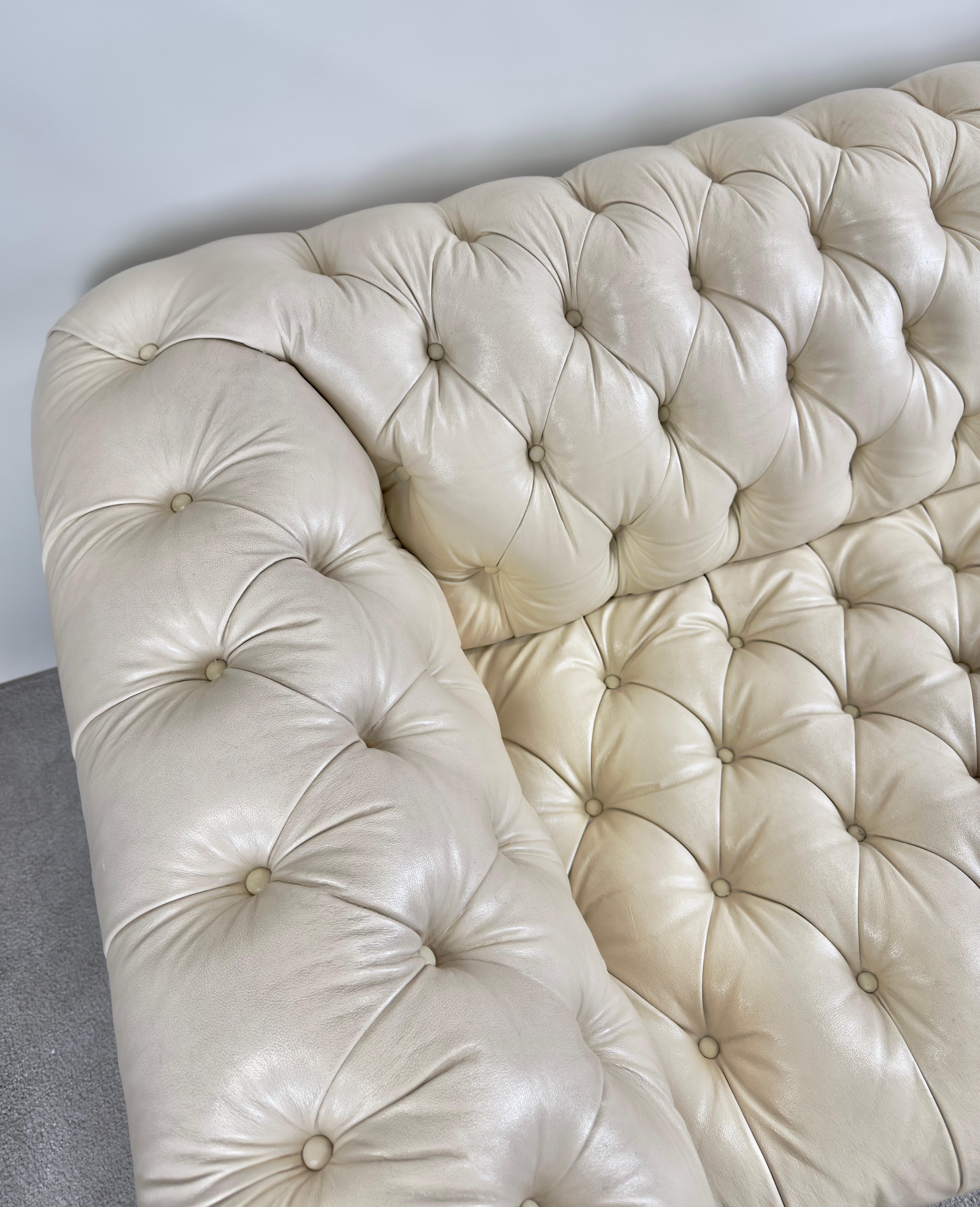 Divano Chesterfield in stile inglese in pelle bianca e nera In condizioni buone in vendita a Plainview, NY