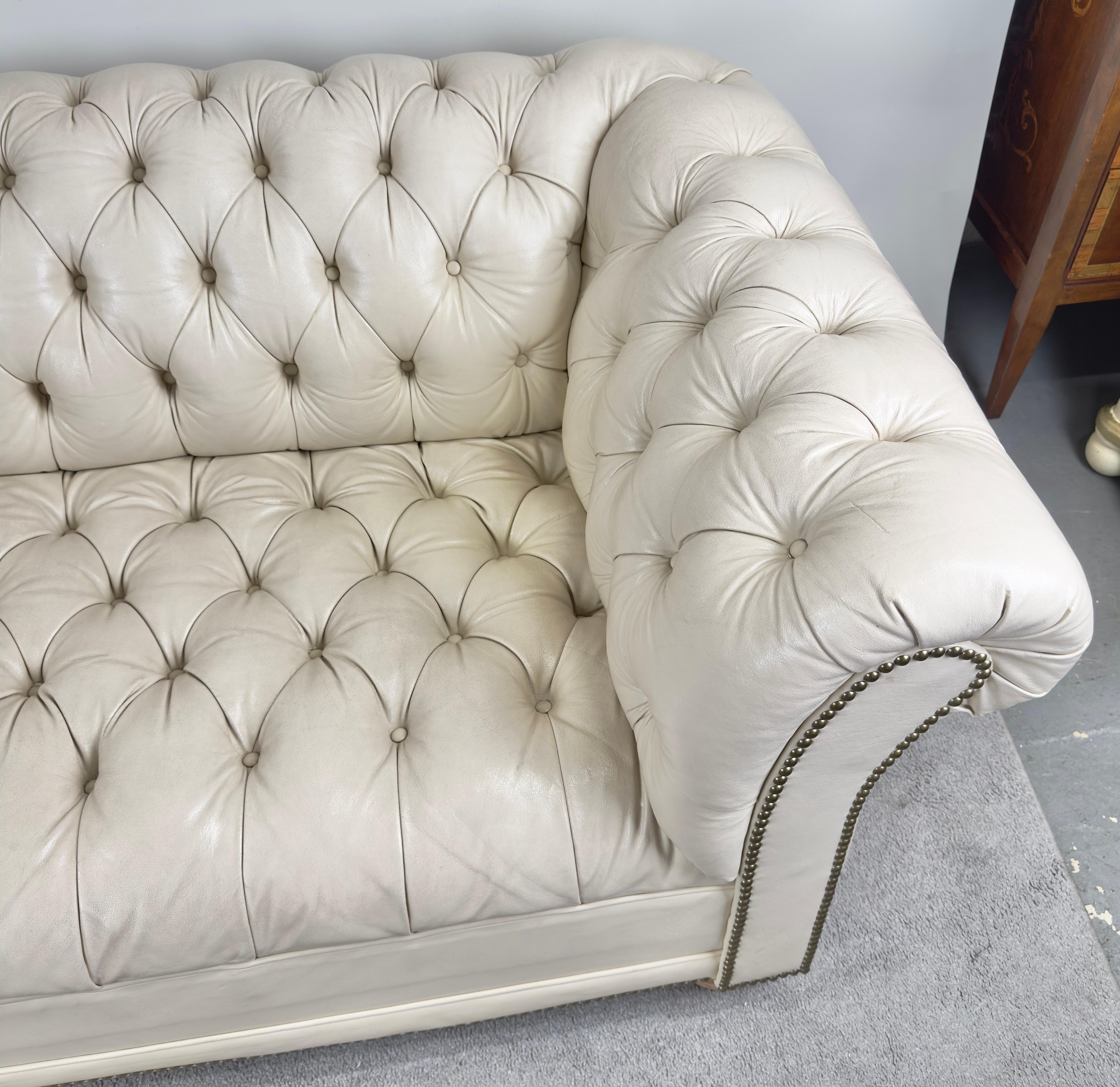 XX secolo Divano Chesterfield in stile inglese in pelle bianca e nera in vendita