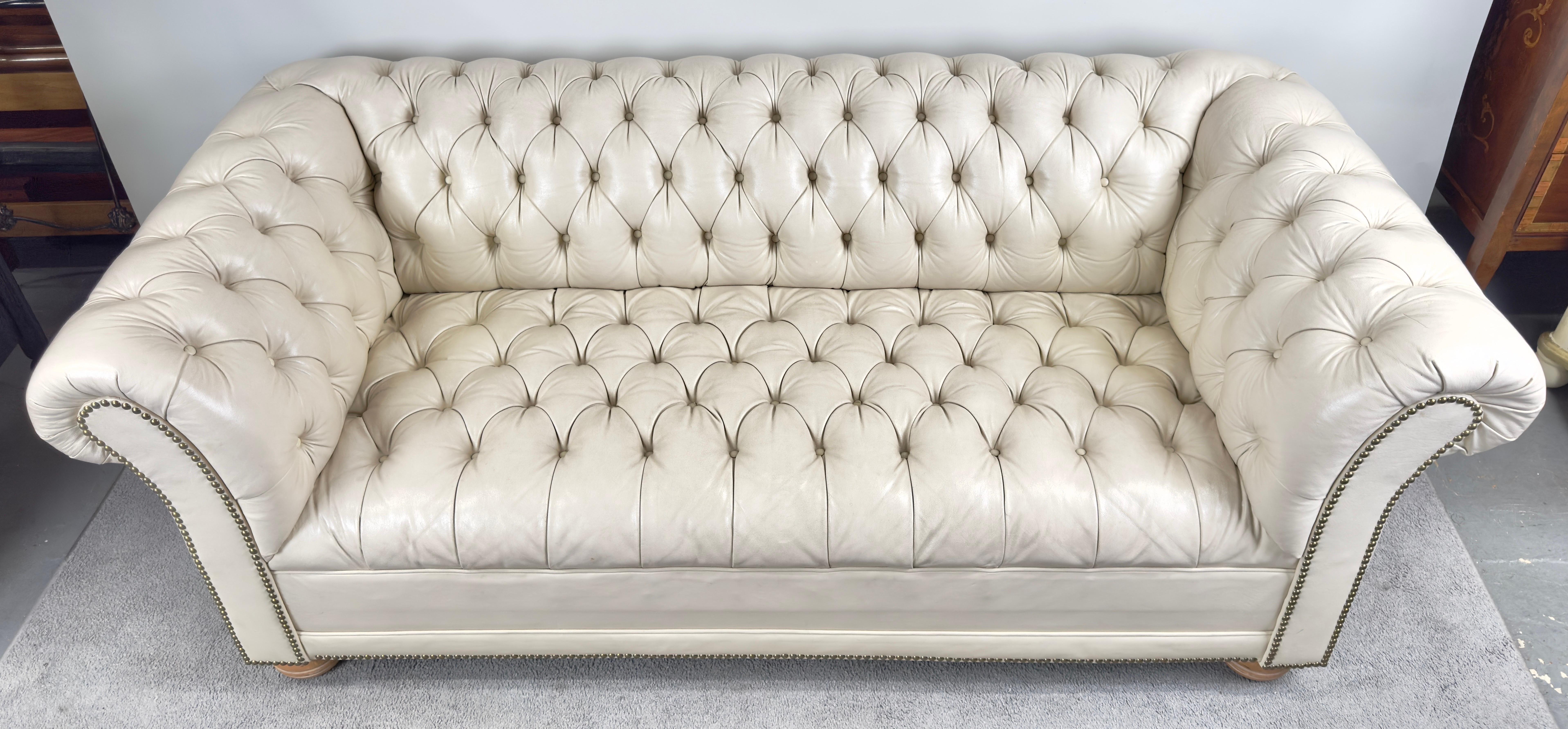 Pelle Divano Chesterfield in stile inglese in pelle bianca e nera in vendita