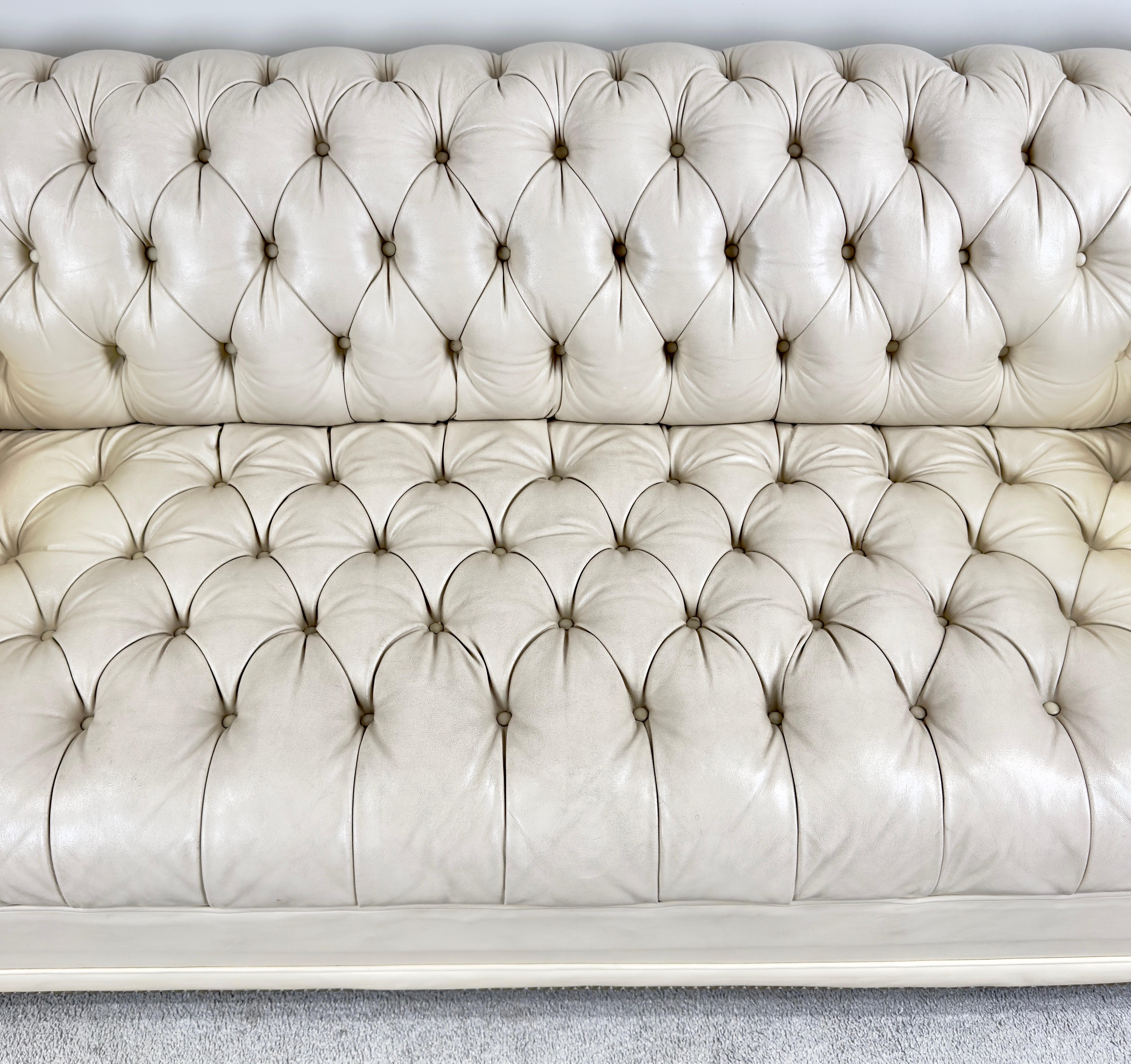 Divano Chesterfield in stile inglese in pelle bianca e nera in vendita 1